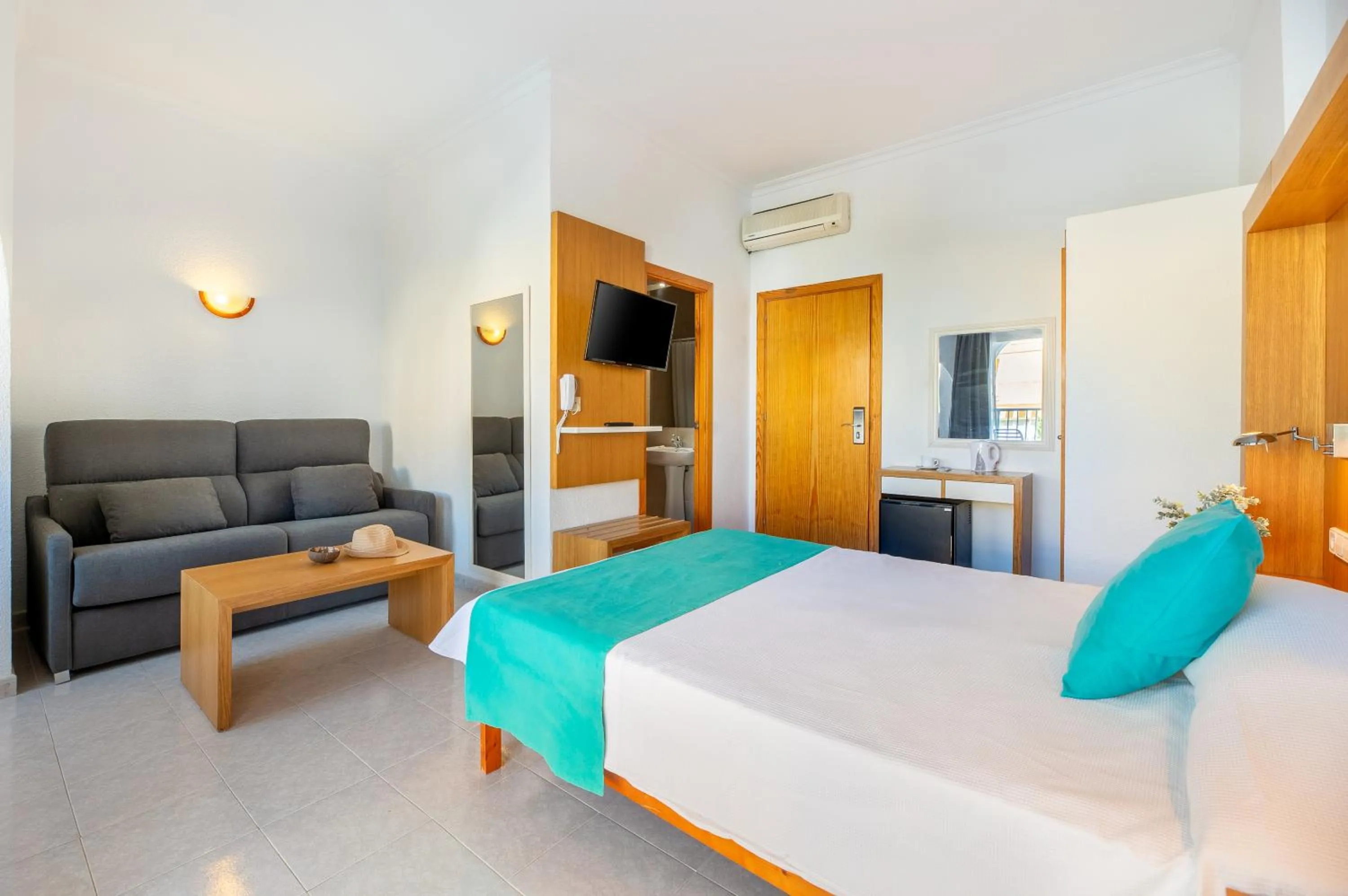 Photo of the whole room, Bed in Hotel Apartamentos Vibra San Marino