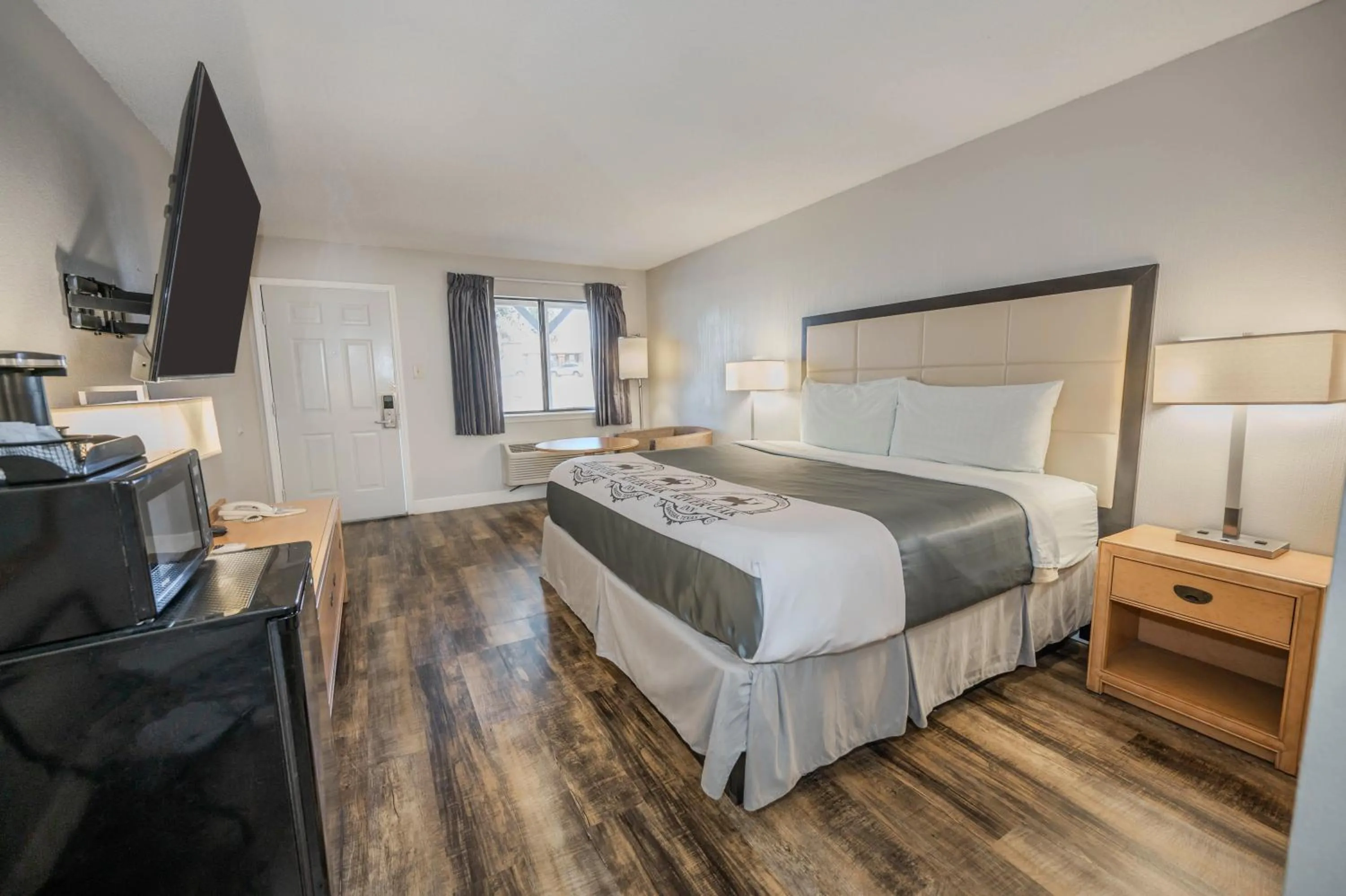 Bed in RIVER OAK INN