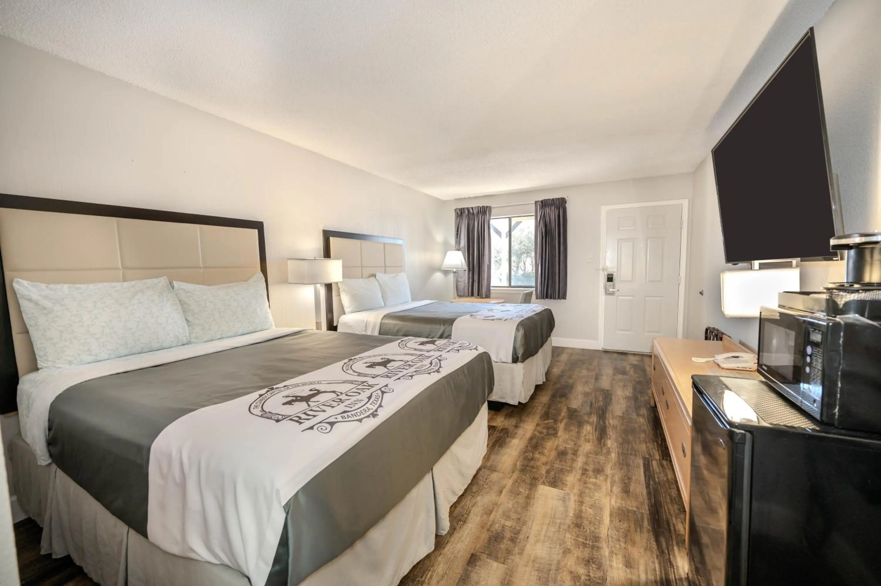 Photo of the whole room, Bed in RIVER OAK INN