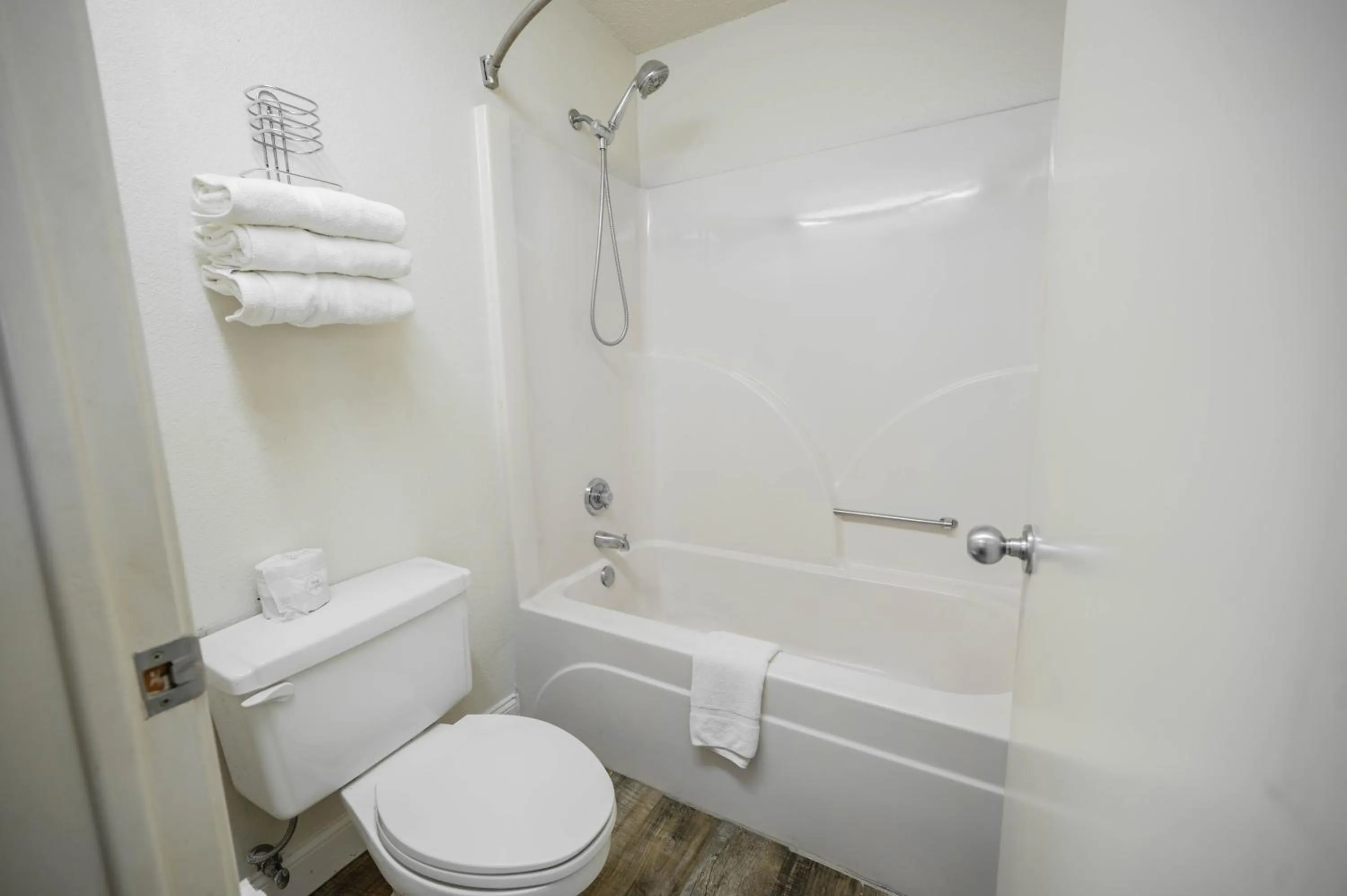 Bathroom in RIVER OAK INN