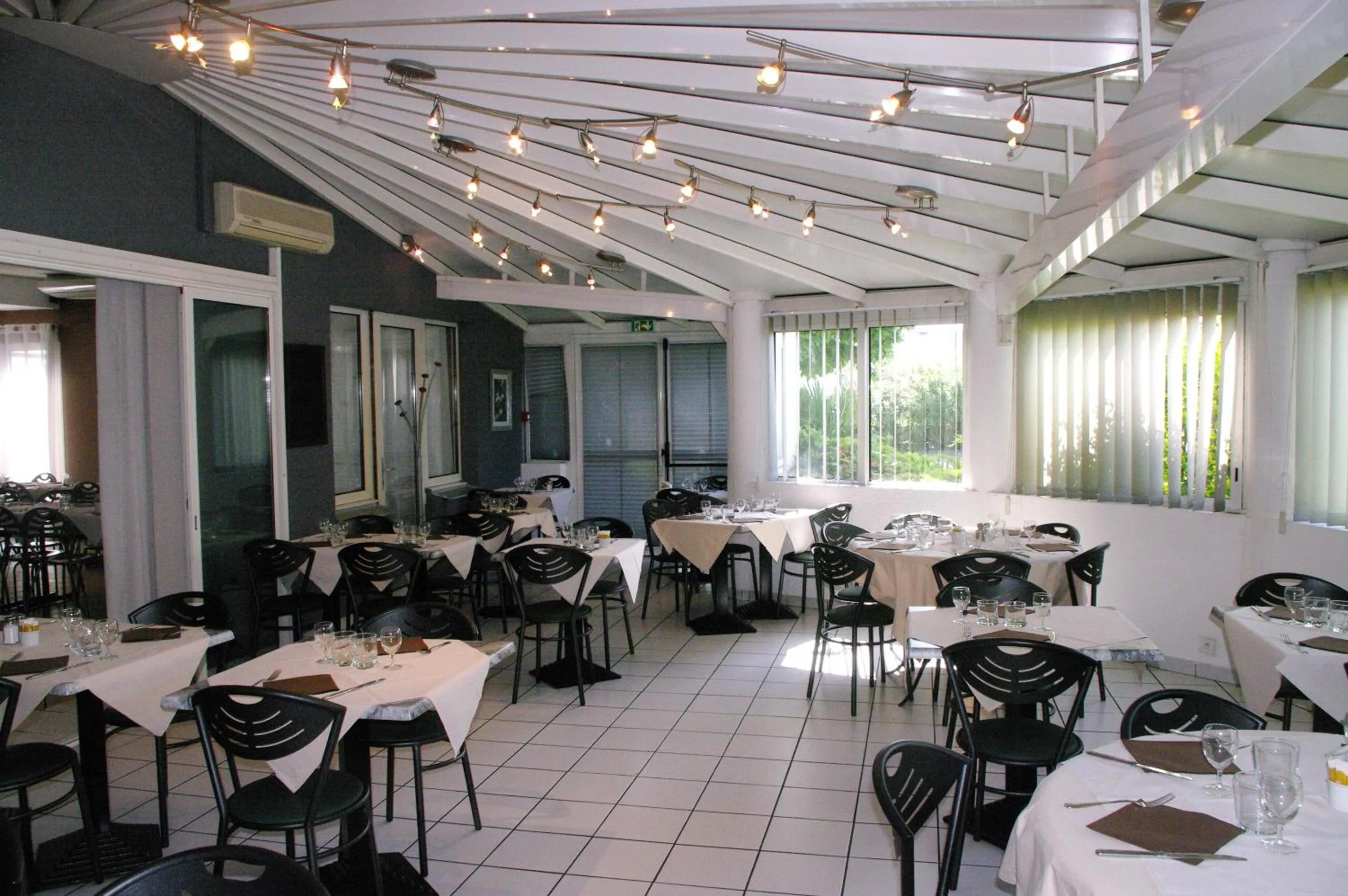 Restaurant/places to eat in Hotel du Moulin à Vent - Gerland