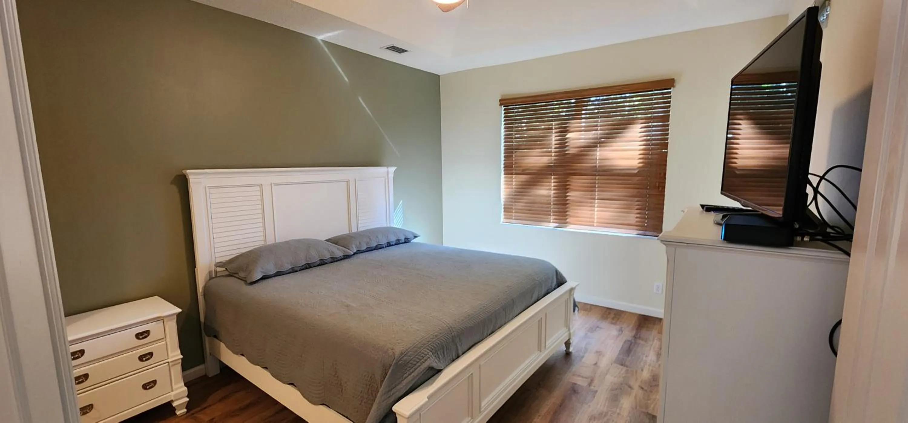 Photo of the whole room in Right Direction Rentals