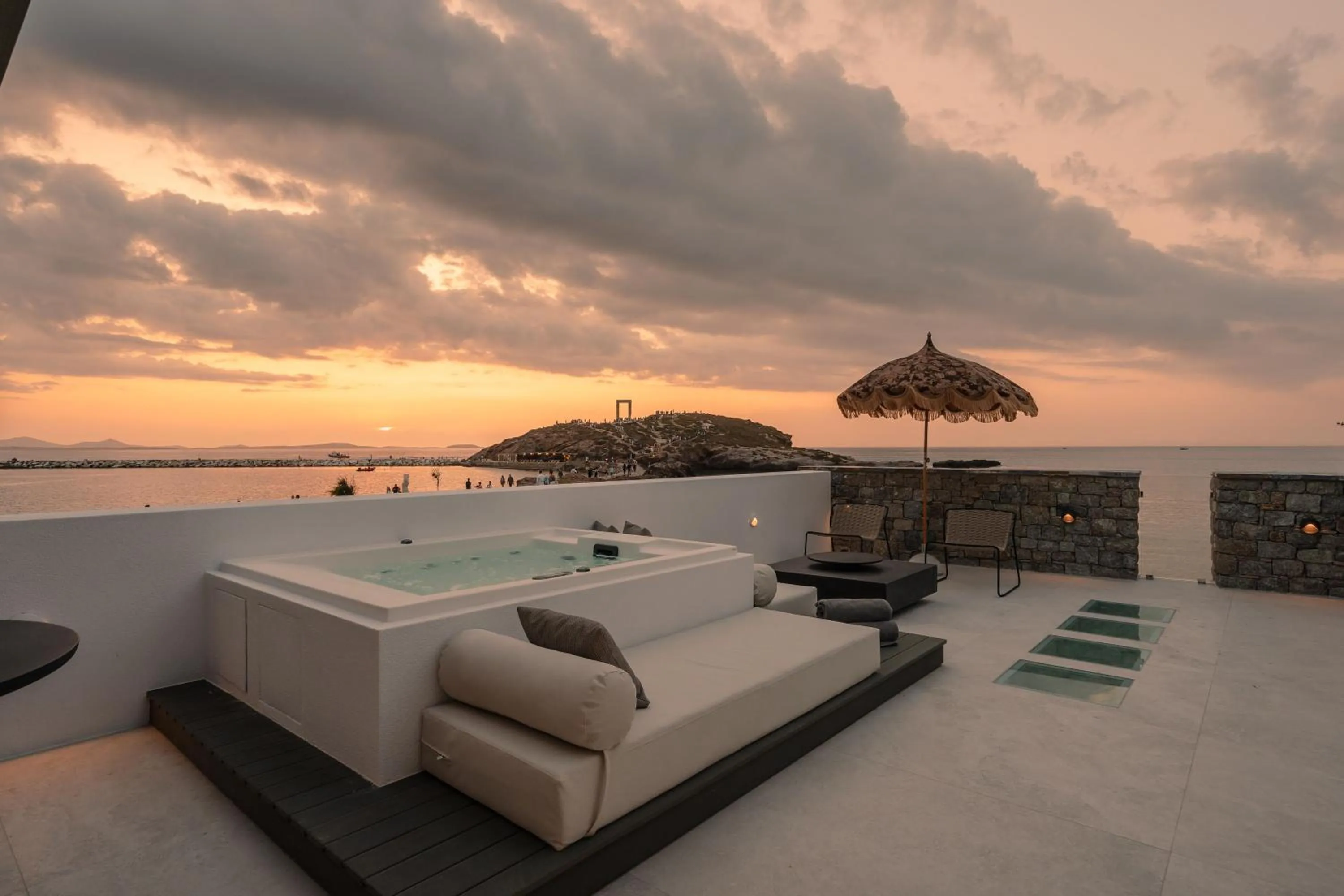 Hot Tub in Naxos Rhyton