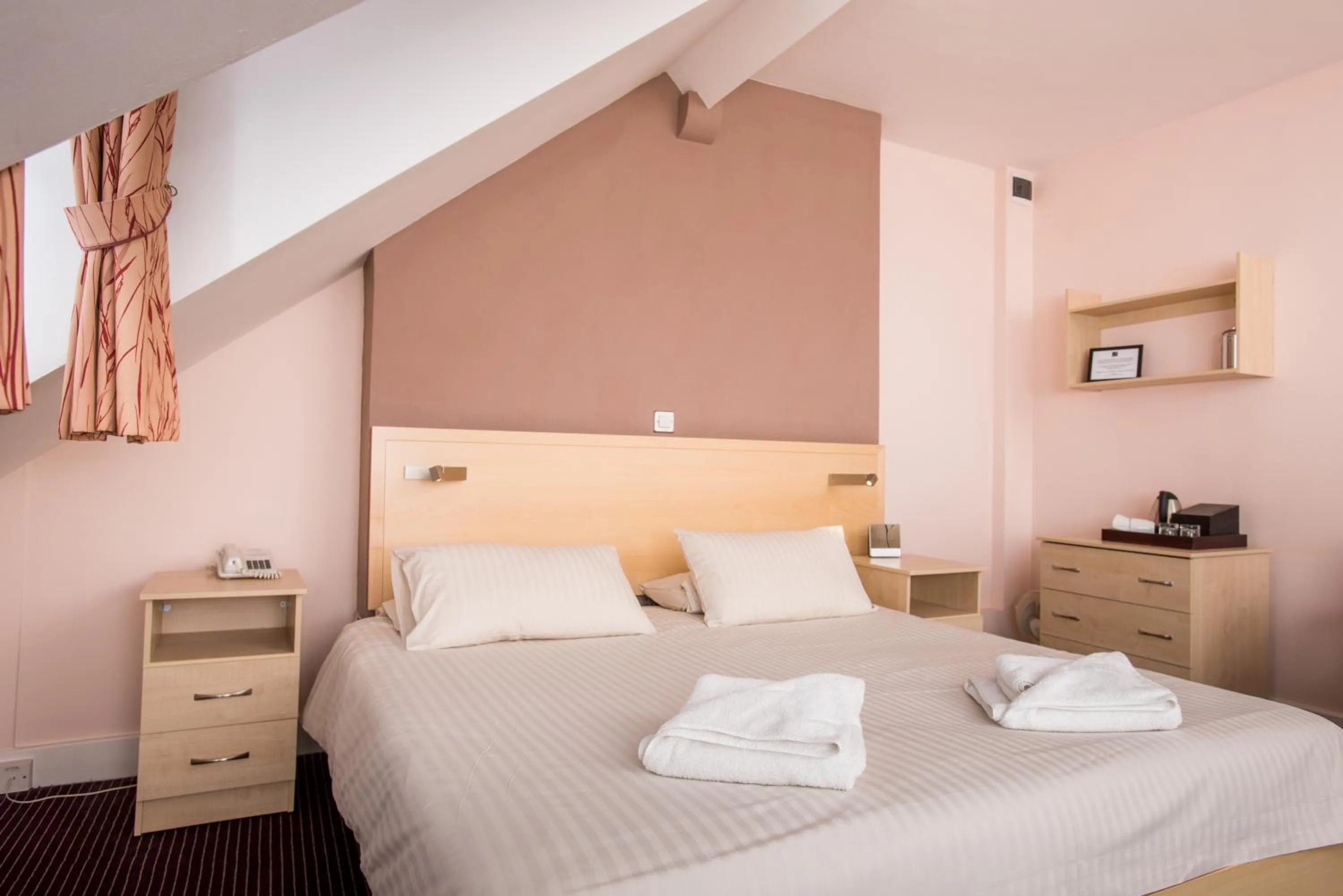 Bed in Rewley House University of Oxford