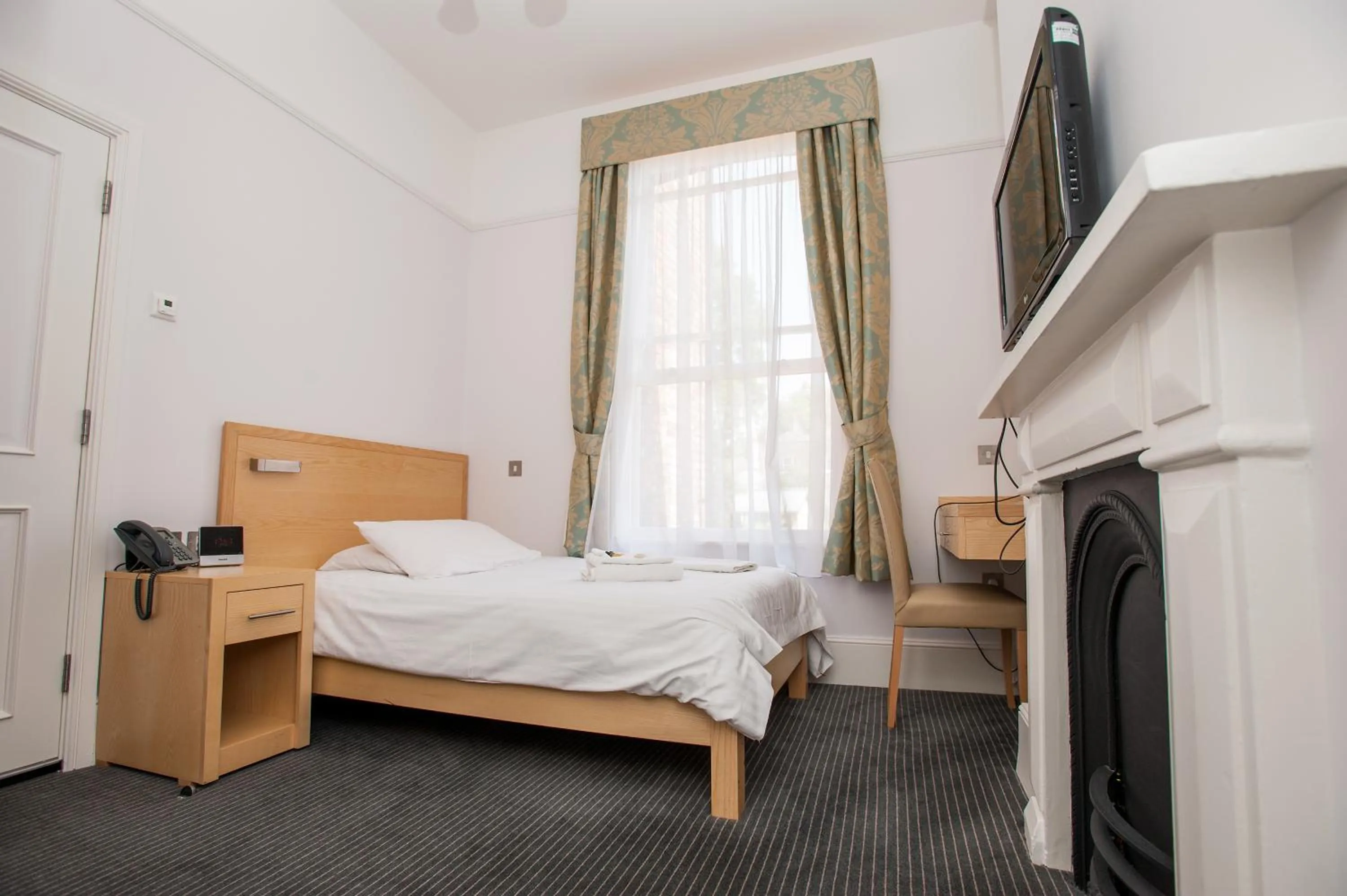 Bed in Rewley House University of Oxford