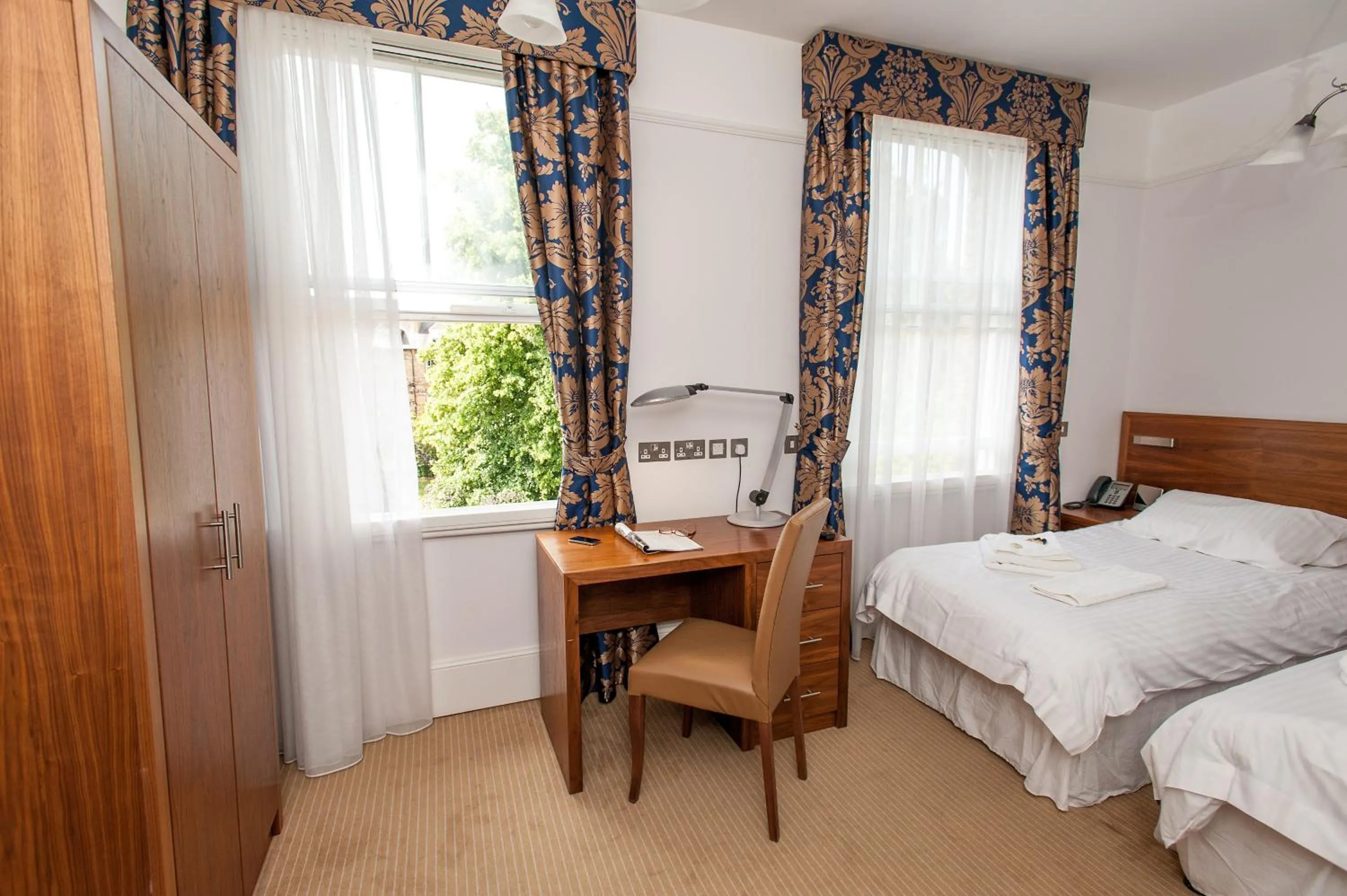 Seating area, Bed in Rewley House University of Oxford