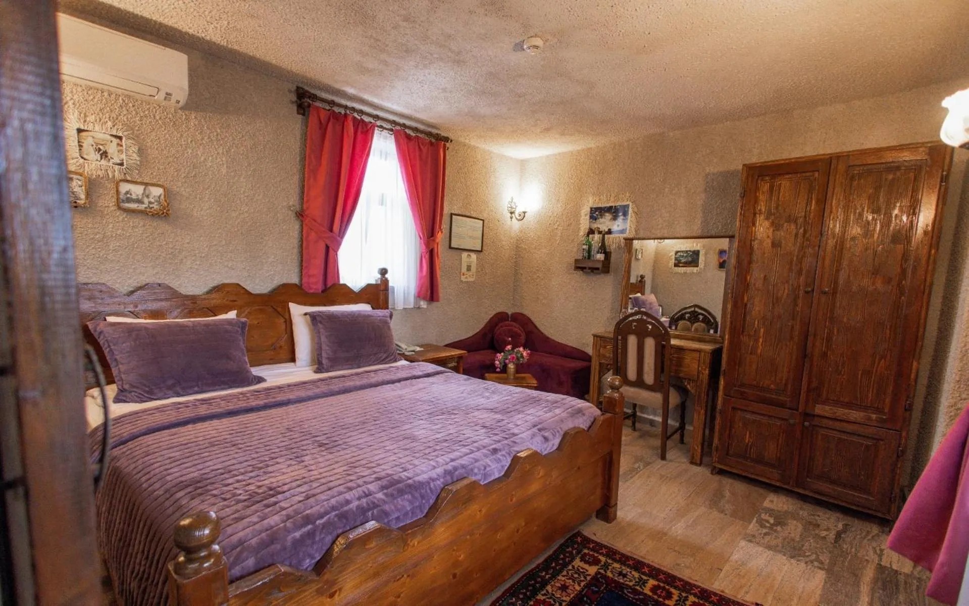 Photo of the whole room, Bed in Maccan Cave Hotel