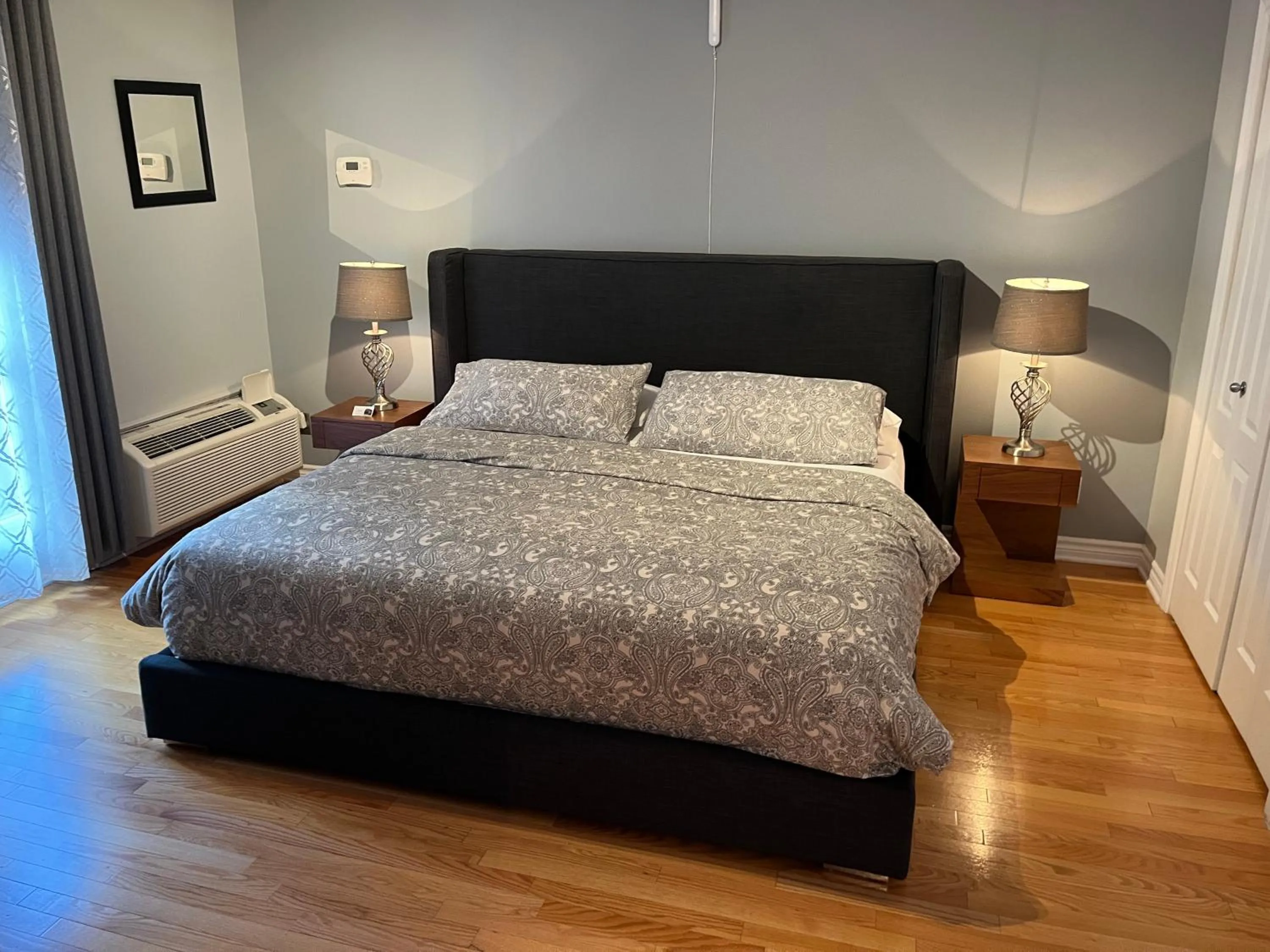 Bed in ApartHotelMontreal by Les Terrasses Saint Urbain 2225I2