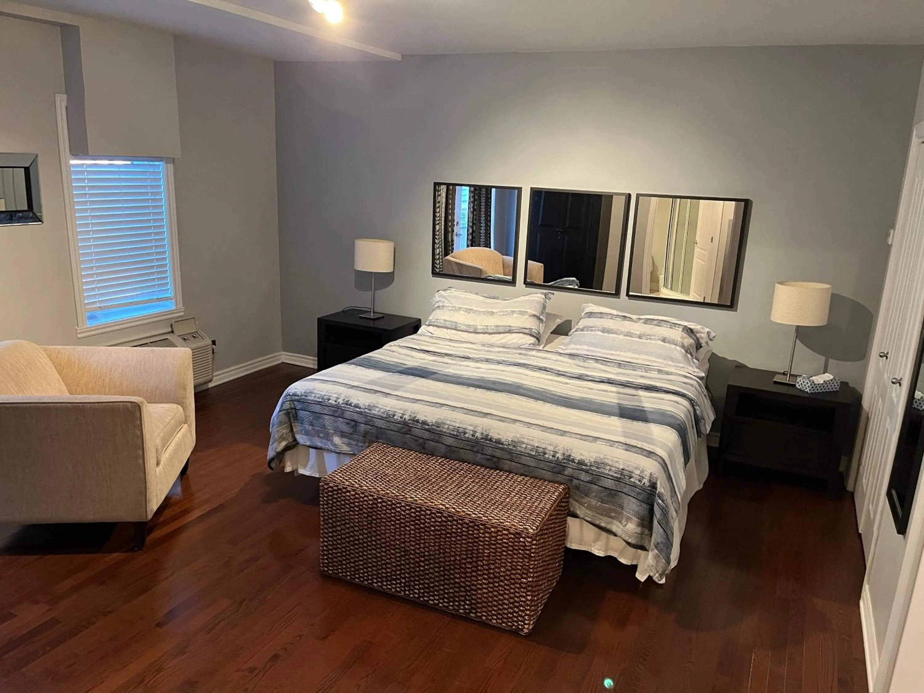 Bedroom, Bed in ApartHotelMontreal by Les Terrasses Saint Urbain 2225I2