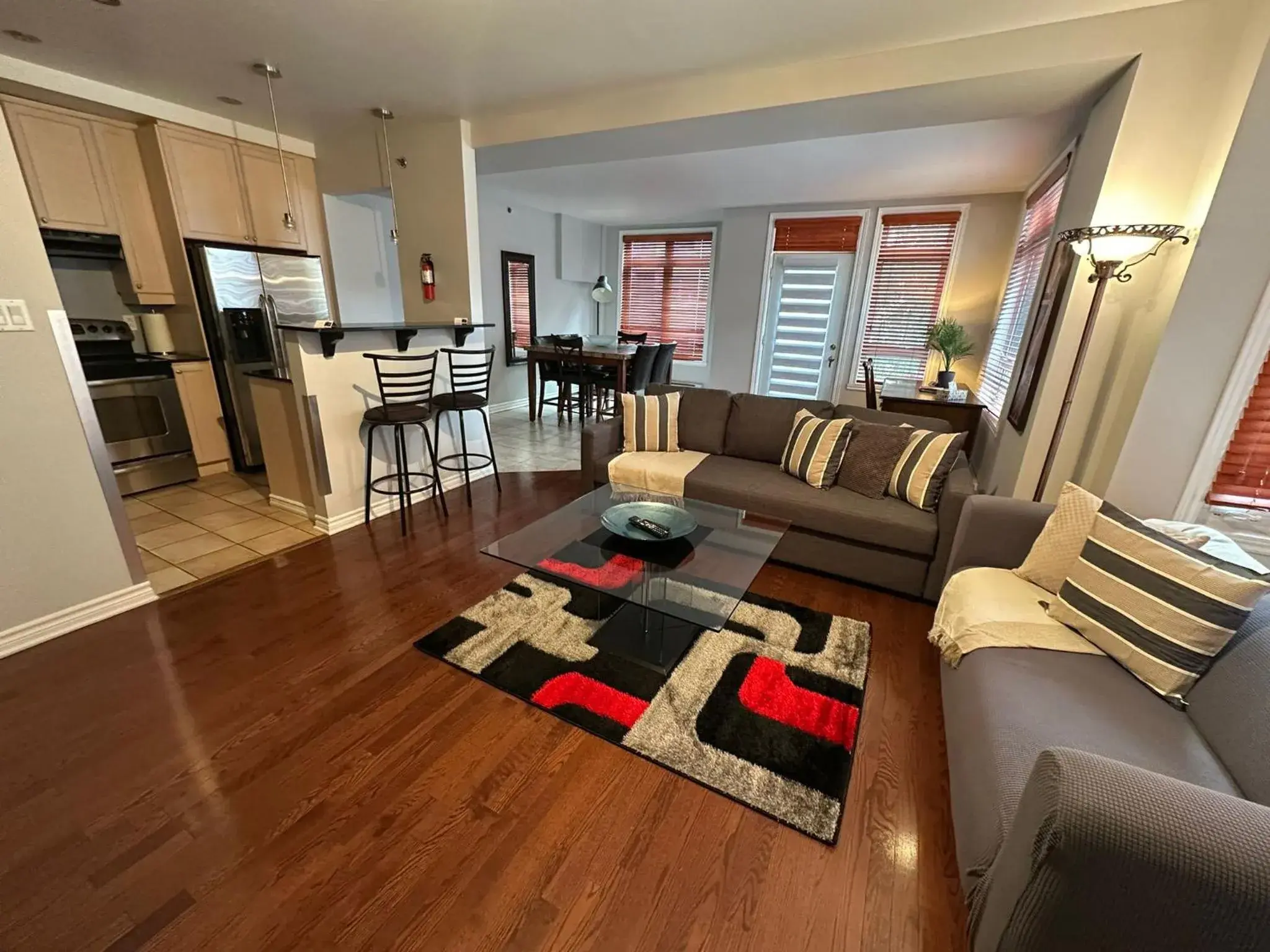 Presidential Suite 302 in ApartHotelMontreal by Les Terrasses Saint Urbain 2225I2 Presidential Suite 302 in ApartHotelMontreal by Les Terrasses Saint Urbain 2225I2