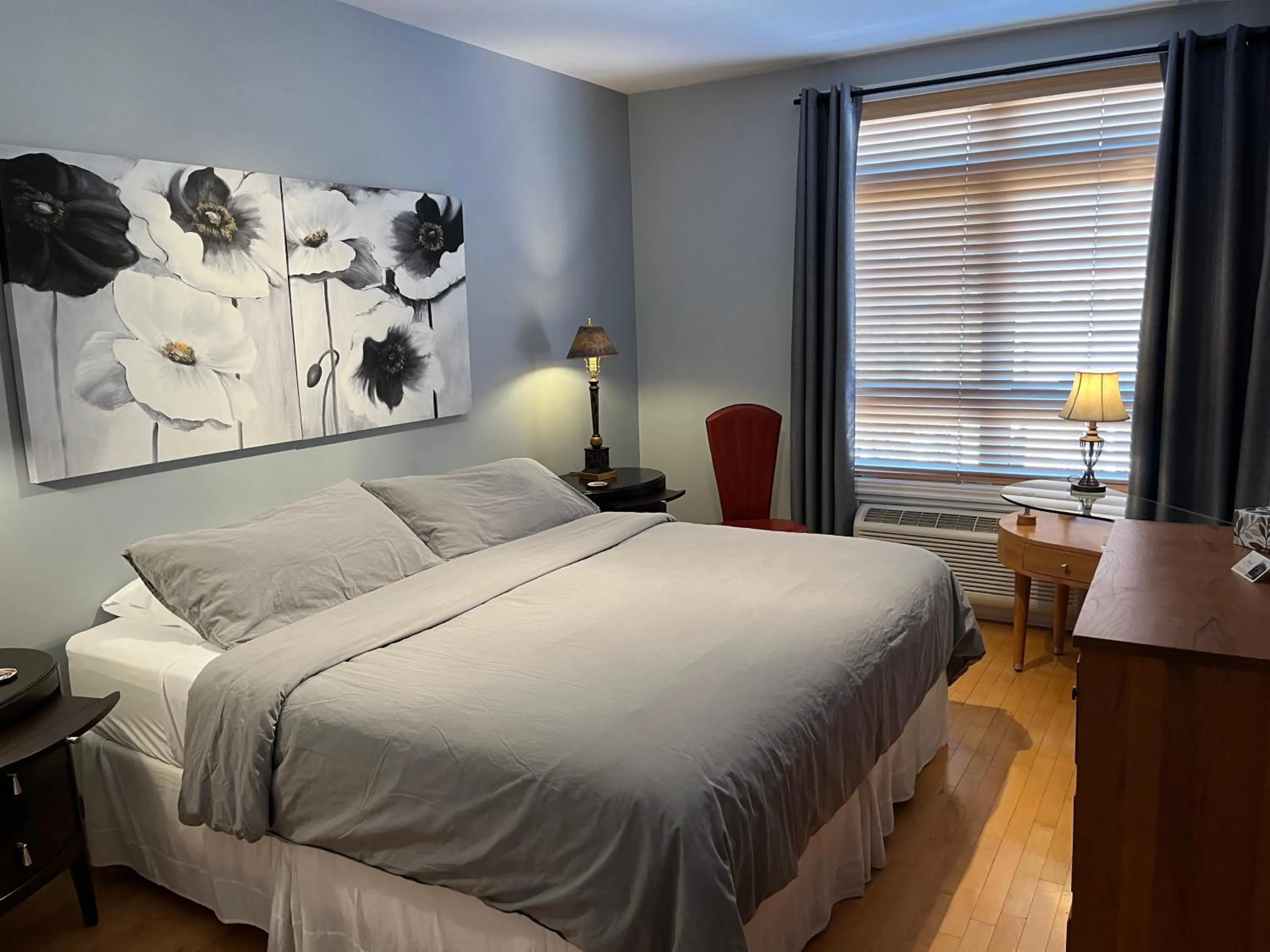 Bedroom, Bed in ApartHotelMontreal by Les Terrasses Saint Urbain 2225I2