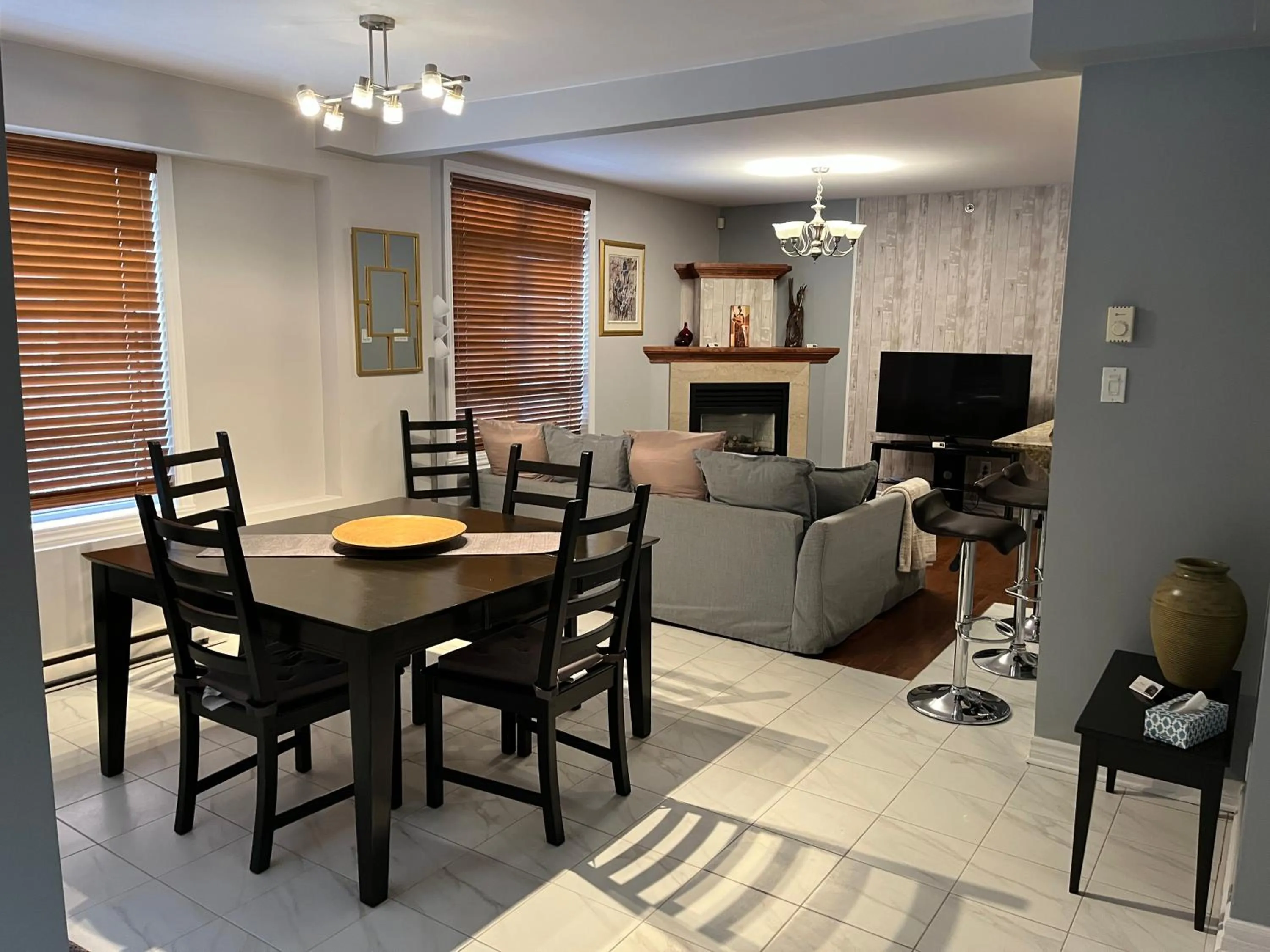 Dining area in ApartHotelMontreal by Les Terrasses Saint Urbain 2225I2