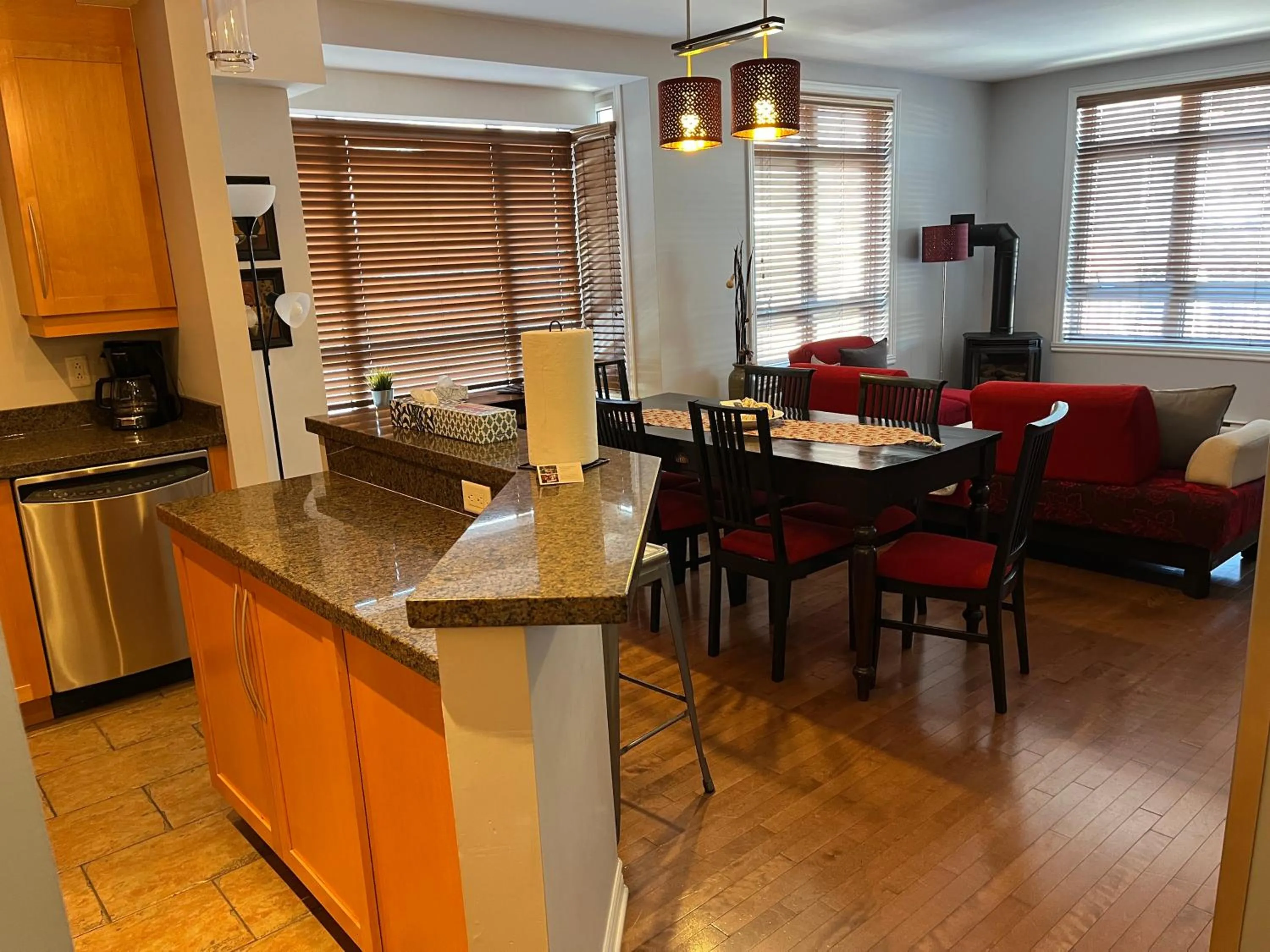 Dining area in ApartHotelMontreal by Les Terrasses Saint Urbain 2225I2