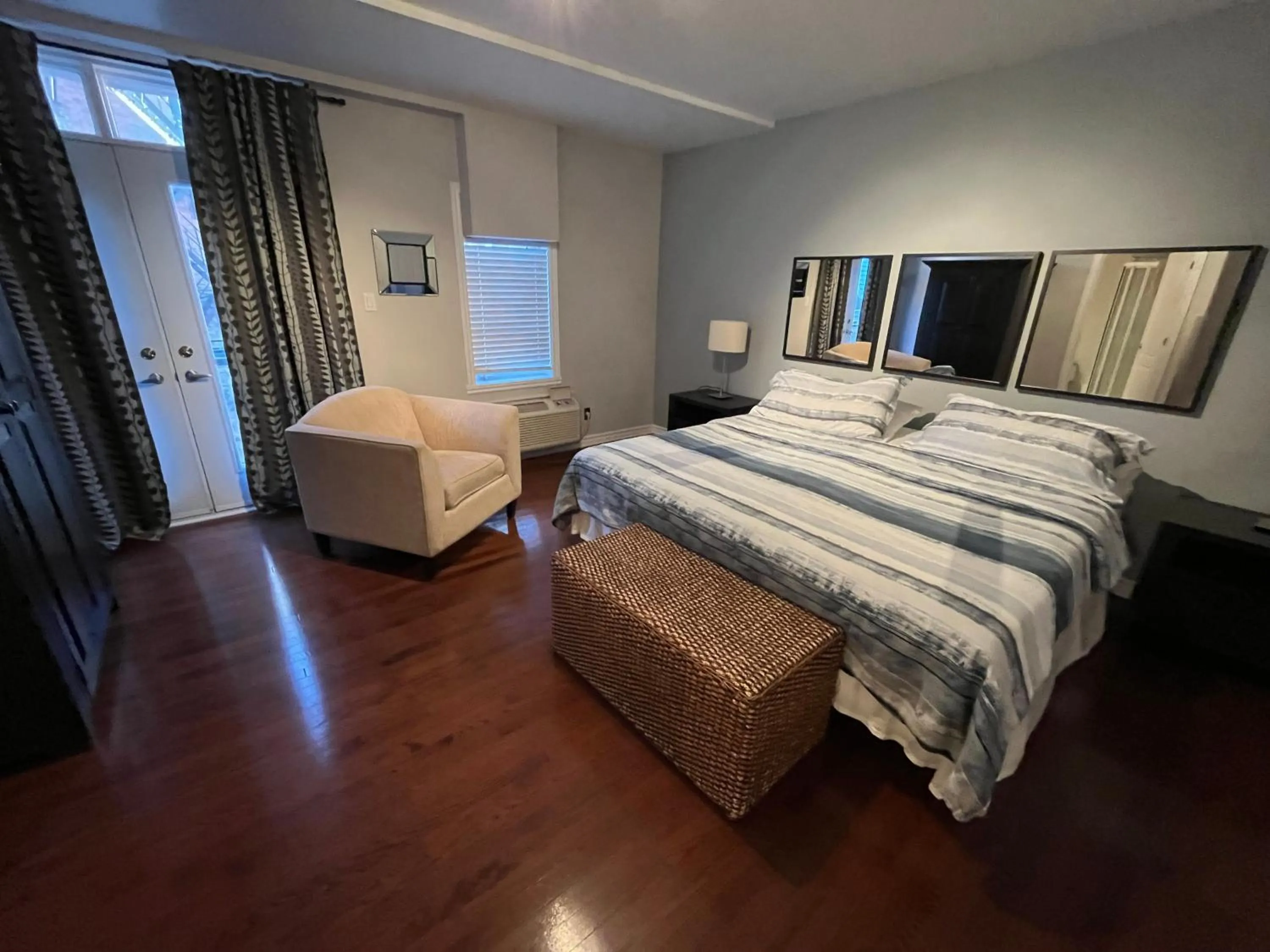 Bedroom, Bed in ApartHotelMontreal by Les Terrasses Saint Urbain 2225I2