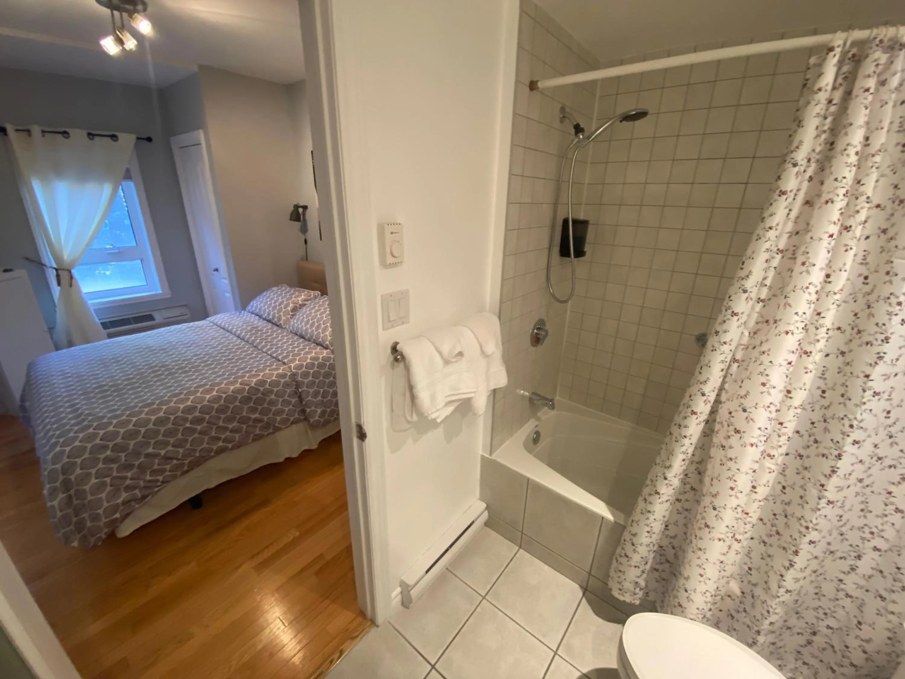 Bathroom, Bed in ApartHotelMontreal by Les Terrasses Saint Urbain 2225I2
