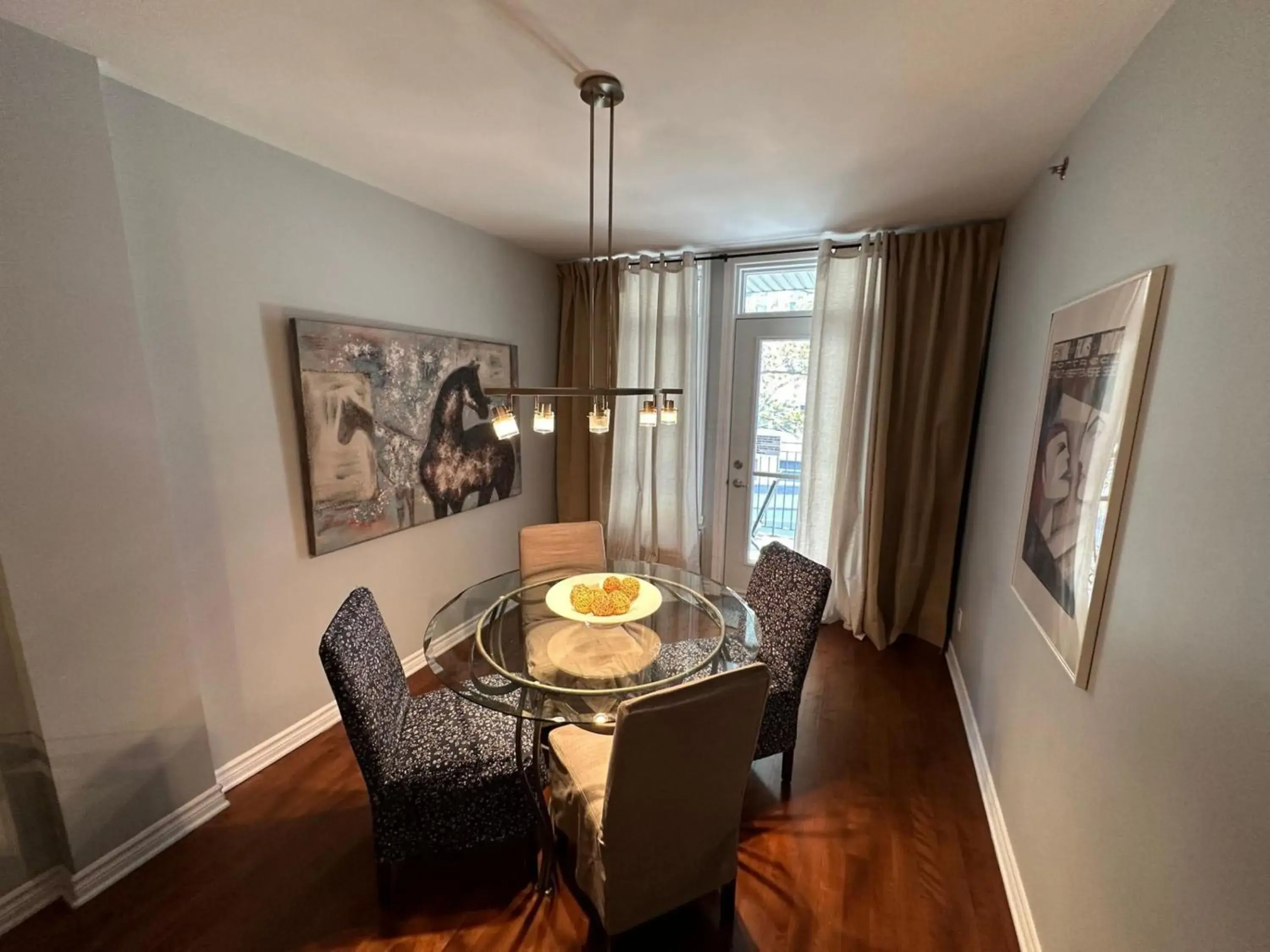 Professional Suite 201 in ApartHotelMontreal by Les Terrasses Saint Urbain 2225I2 Professional Suite 201 in ApartHotelMontreal by Les Terrasses Saint Urbain 2225I2