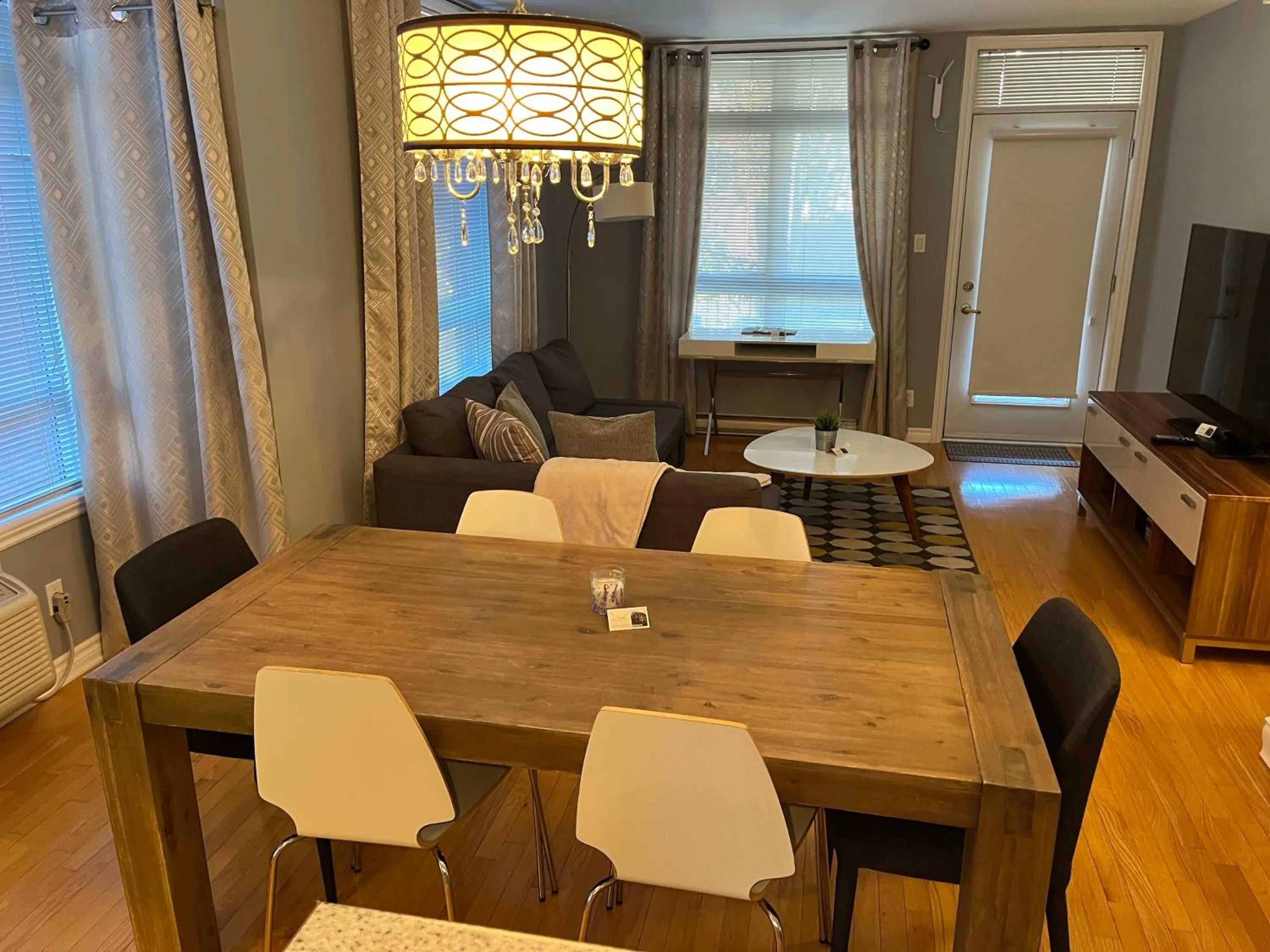 Dining area in ApartHotelMontreal by Les Terrasses Saint Urbain 2225I2