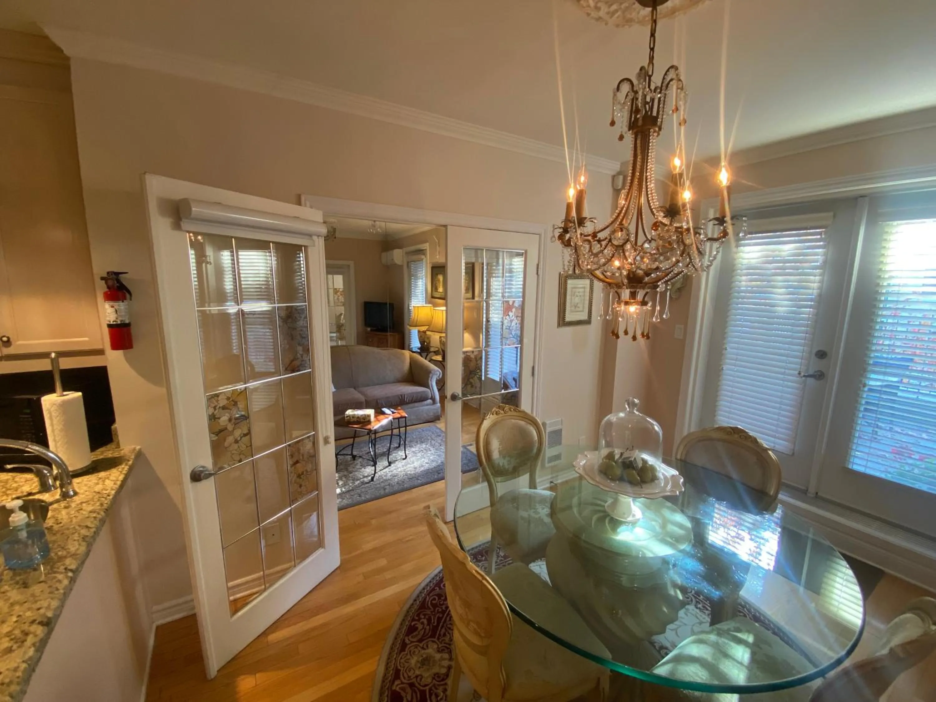 Dining area in ApartHotelMontreal by Les Terrasses Saint Urbain 2225I2