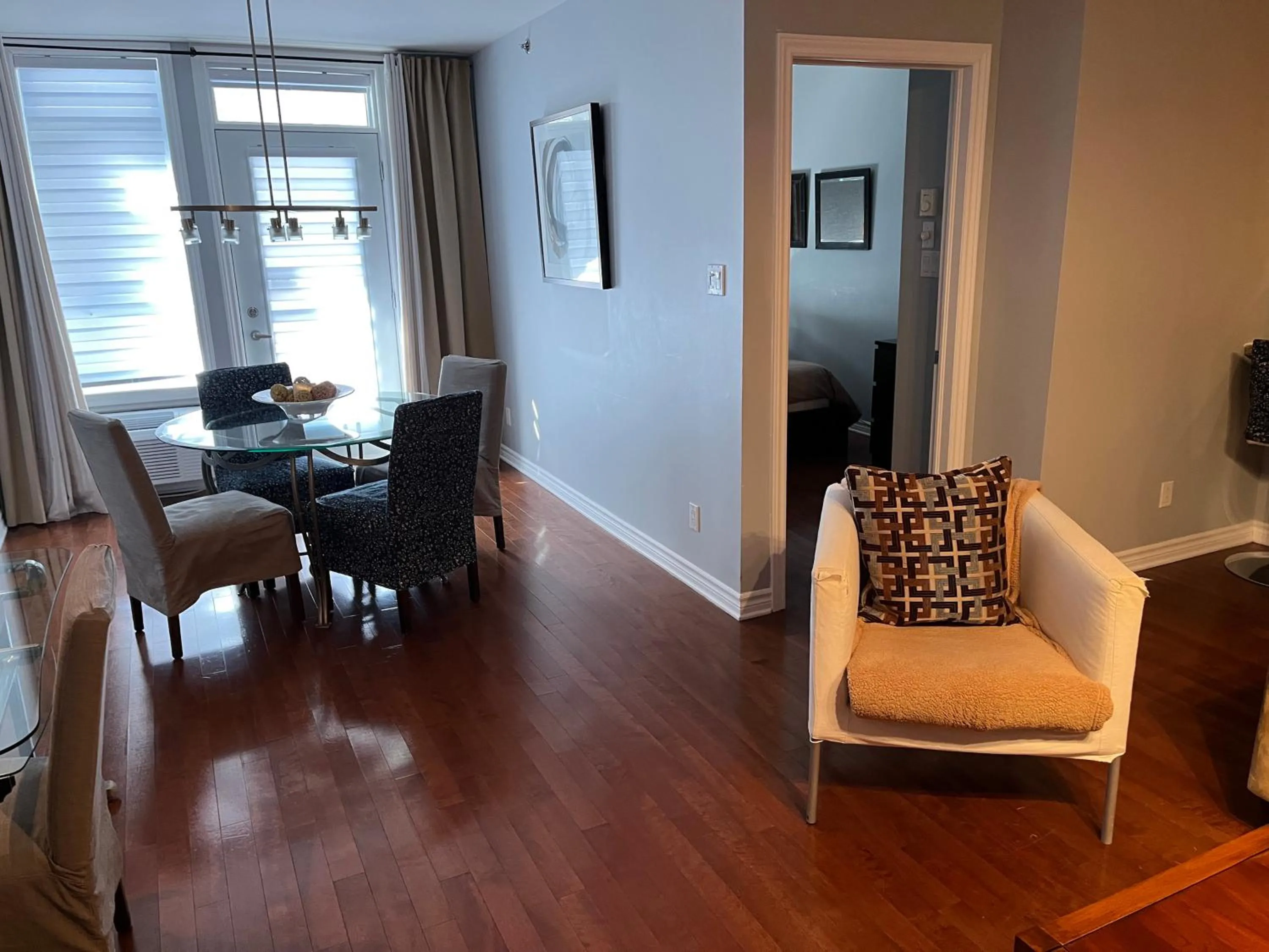 Dining area in ApartHotelMontreal by Les Terrasses Saint Urbain 2225I2