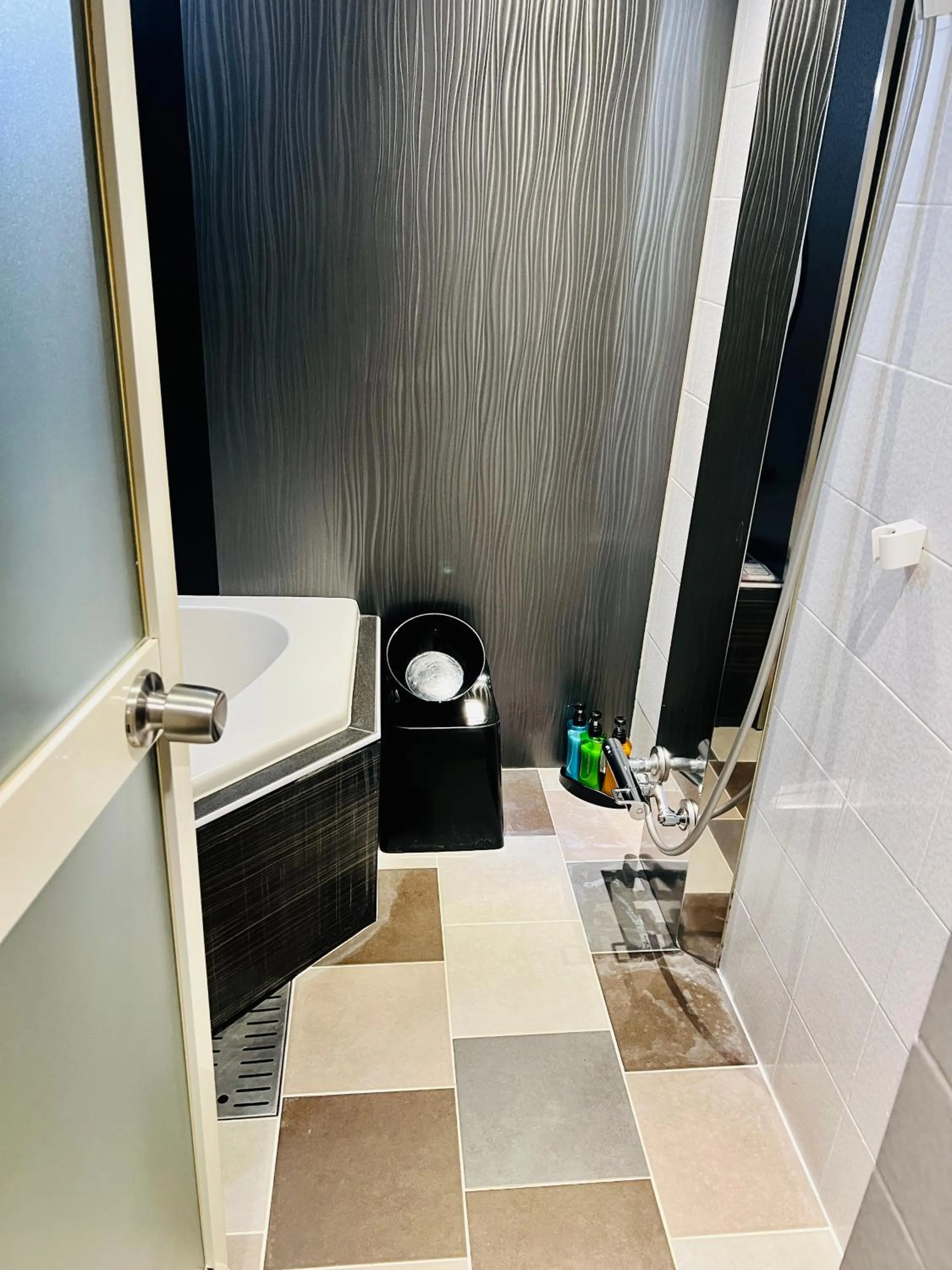 Shower in ホテル CROWN MOTEL