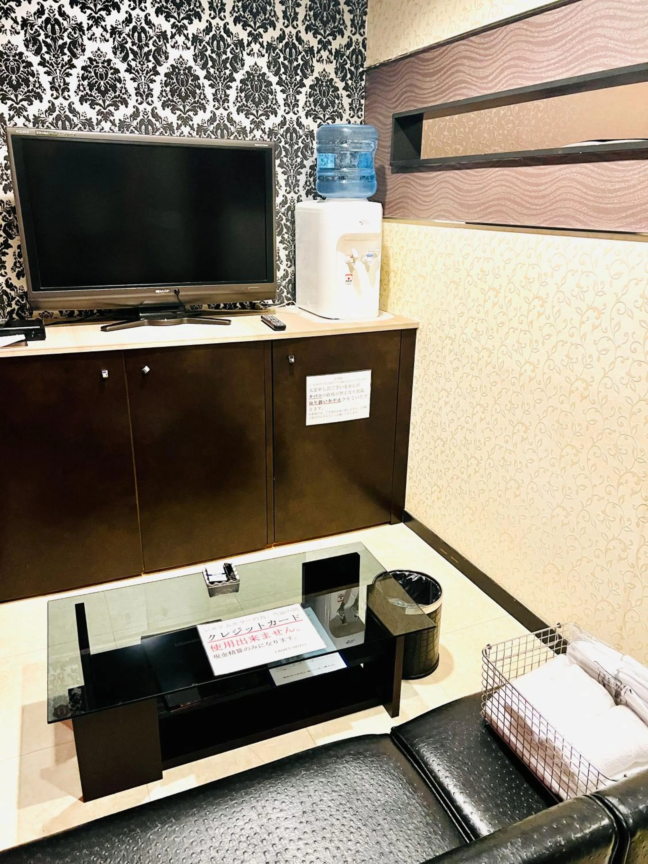 Communal lounge/ TV room in ホテル CROWN MOTEL