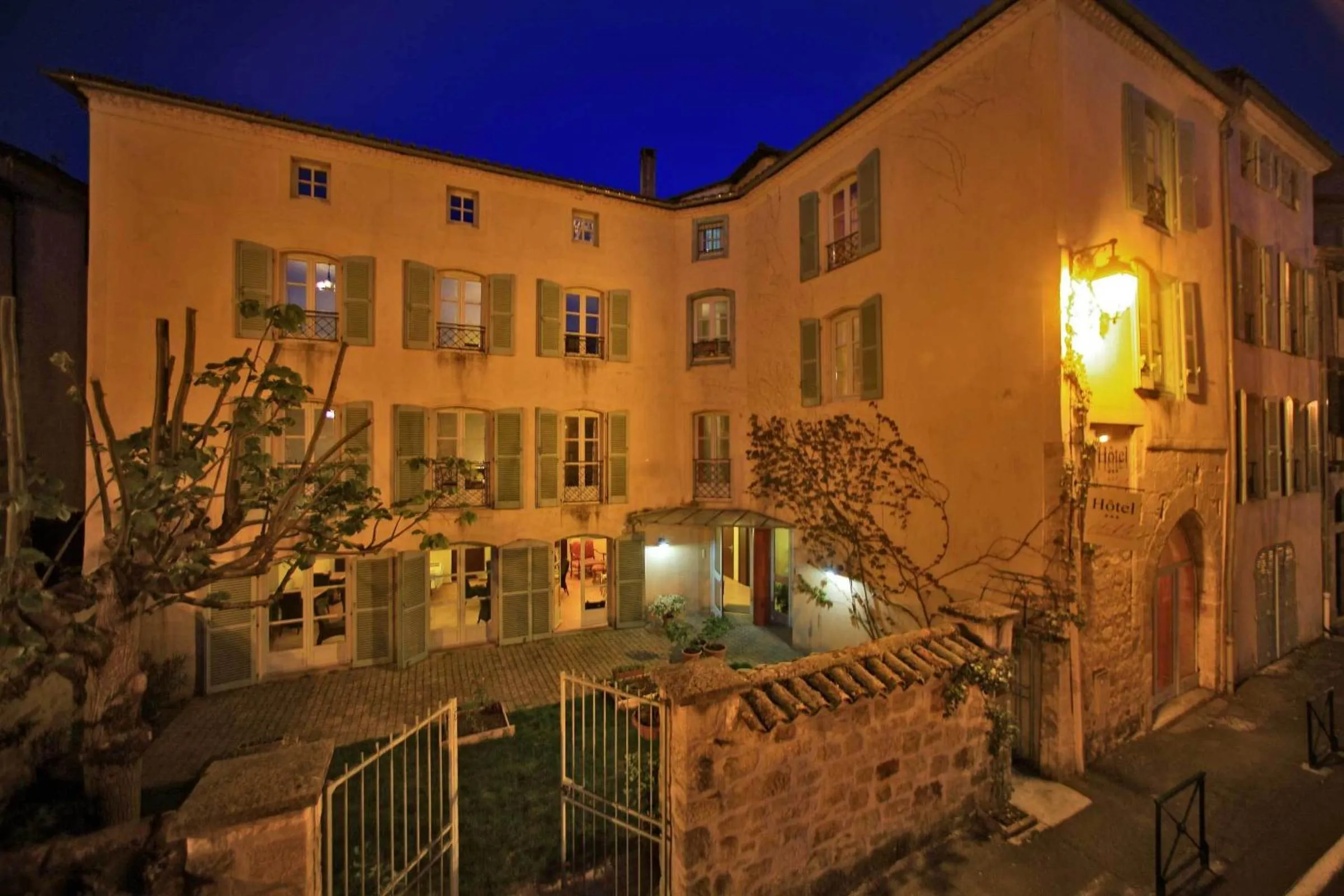 Facade/entrance in Hôtel Le Quatorze
