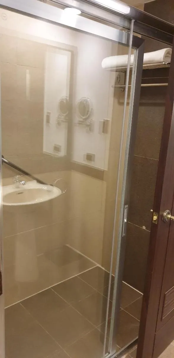 Shower in Baguio Forest Lodge at Camp John Hay 002