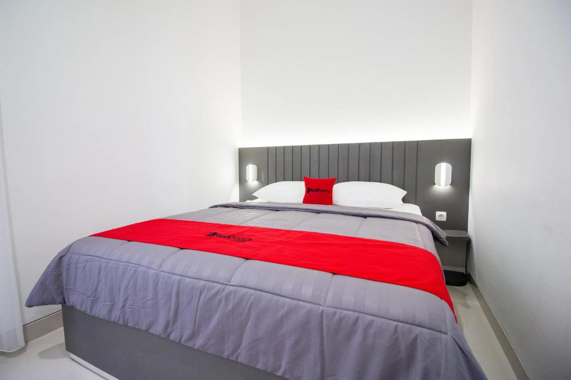 Bed in RedDoorz Plus near JCM Yogyakarta 2