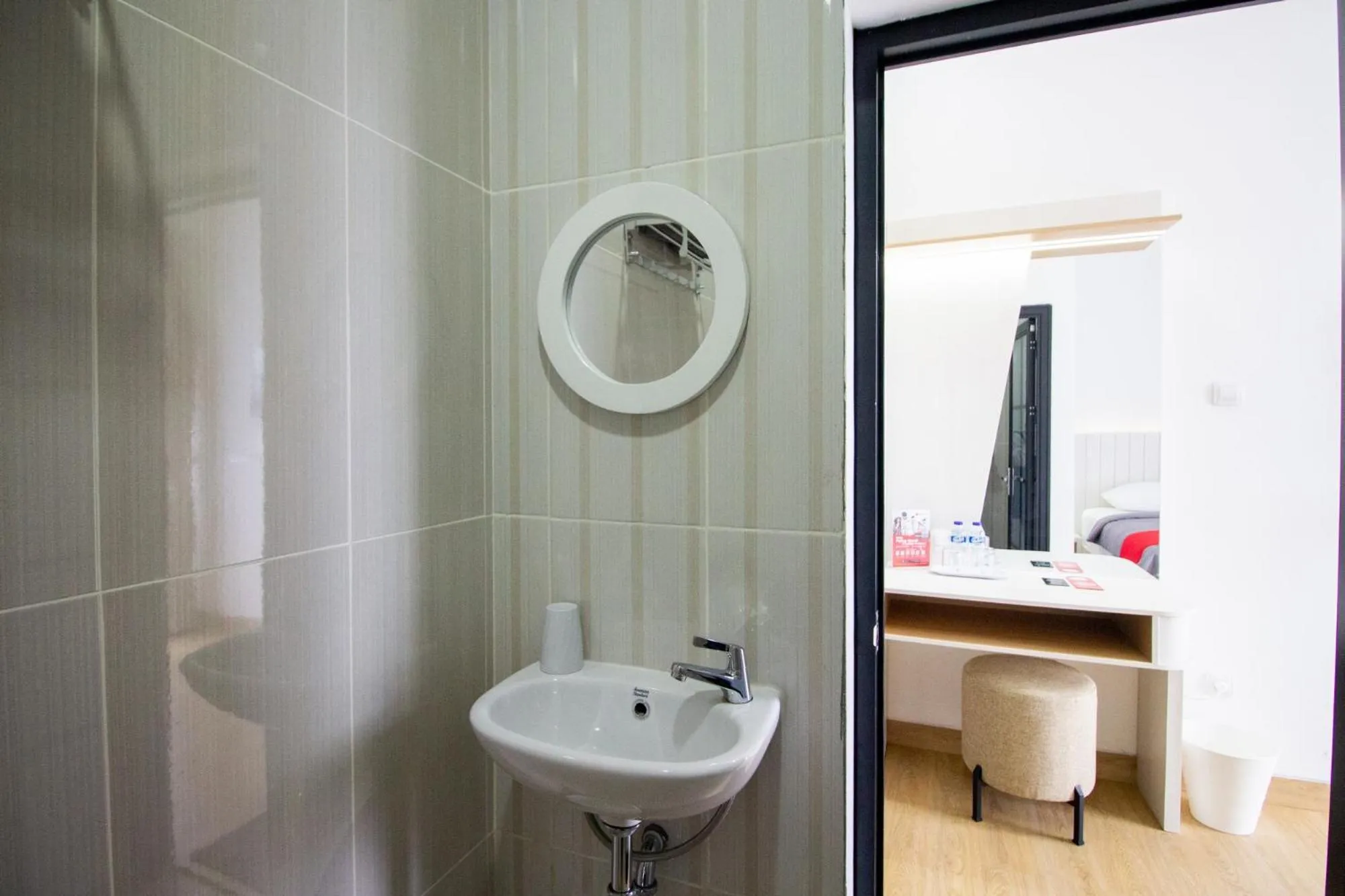 Toilet in RedDoorz Plus near JCM Yogyakarta 2