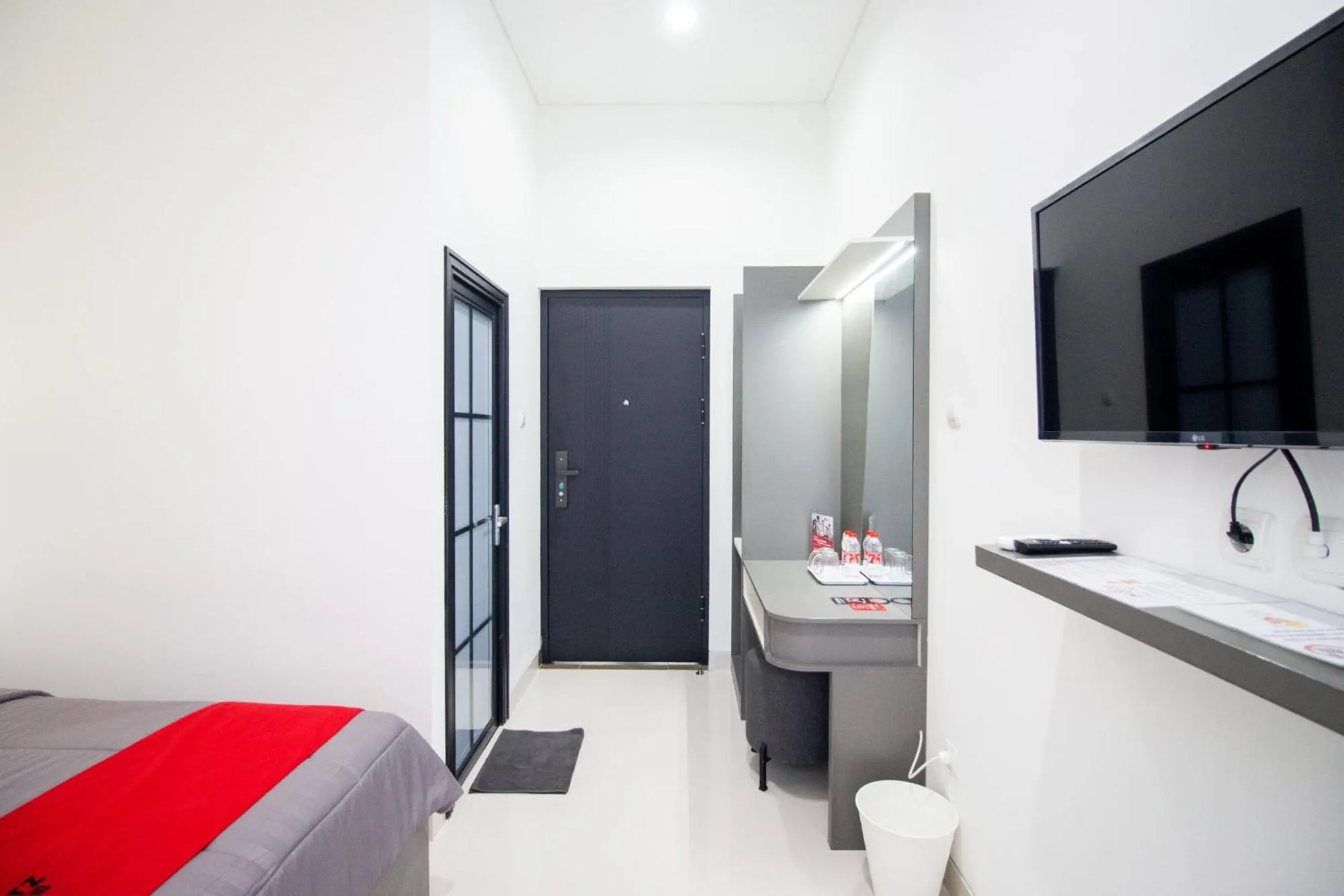 Bed in RedDoorz Plus near JCM Yogyakarta 2