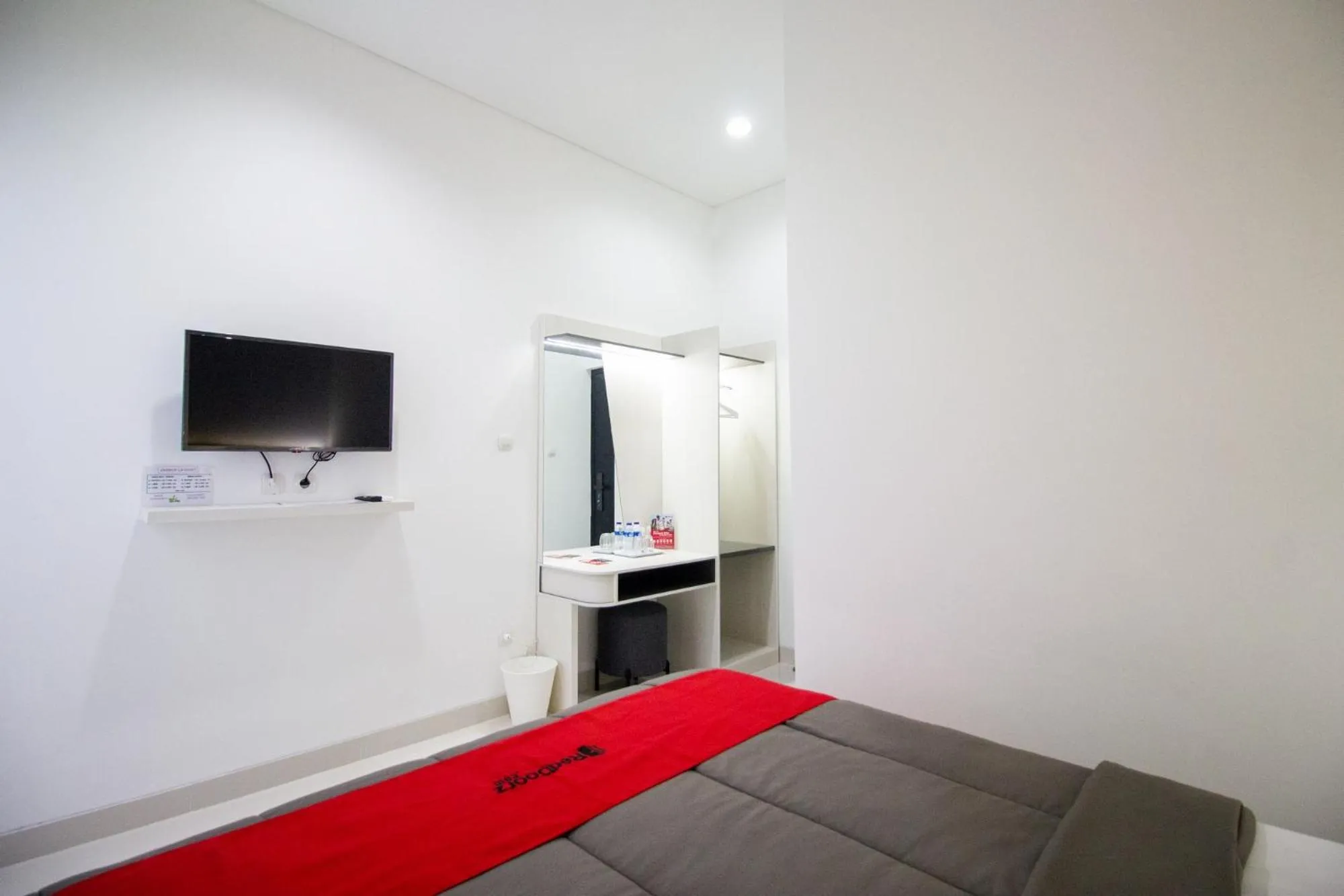 Bed in RedDoorz Plus near JCM Yogyakarta 2