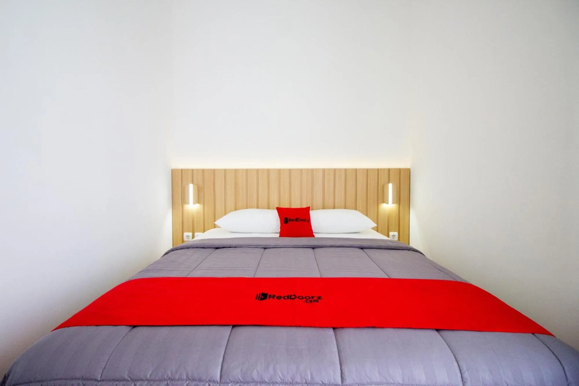 Bed in RedDoorz Plus near JCM Yogyakarta 2