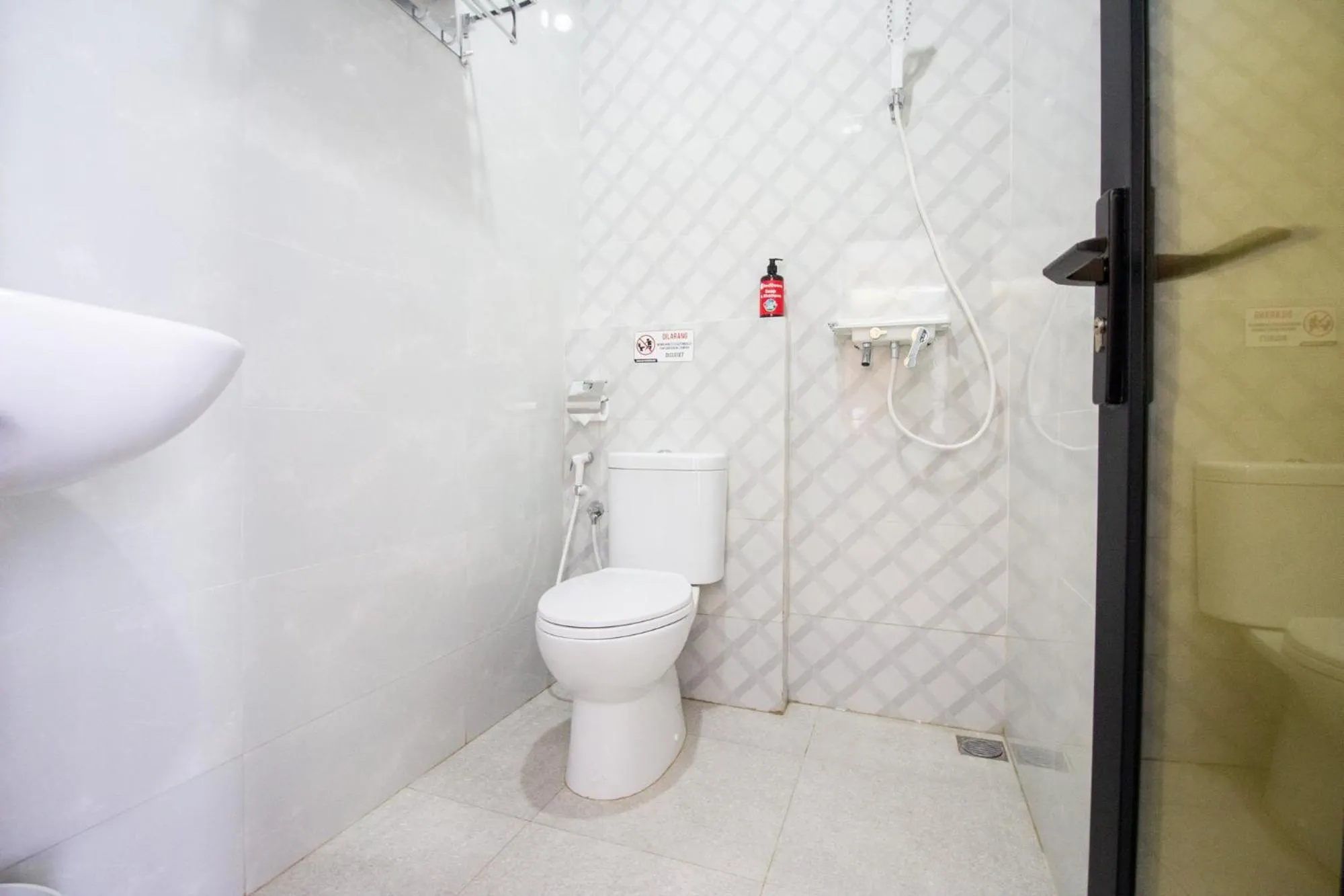 Shower in RedDoorz Plus near JCM Yogyakarta 2