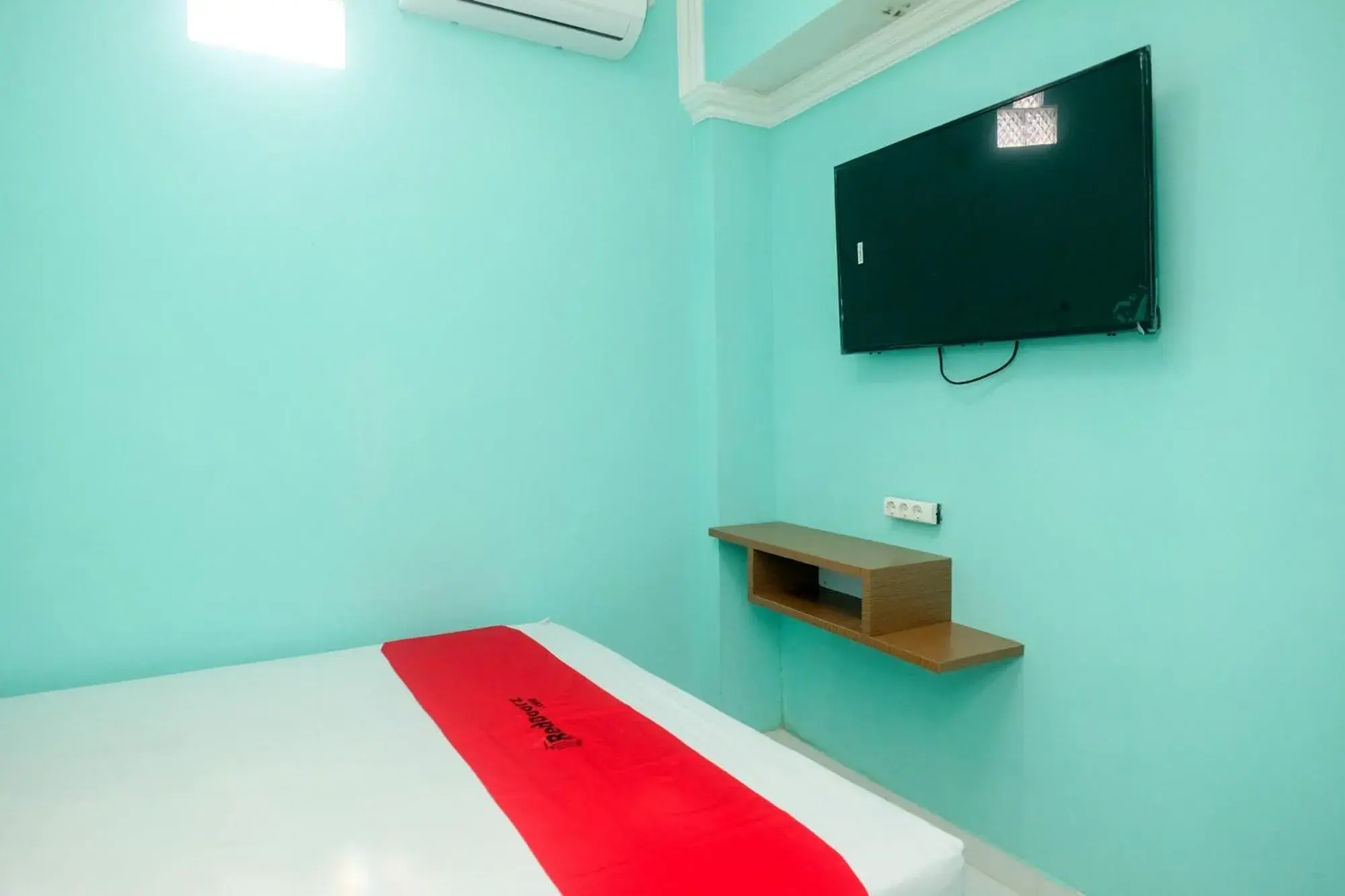 Standard Queen Room in RedDoorz @ Jakal Atas KM 7 Standard Queen Room in RedDoorz @ Jakal Atas KM 7