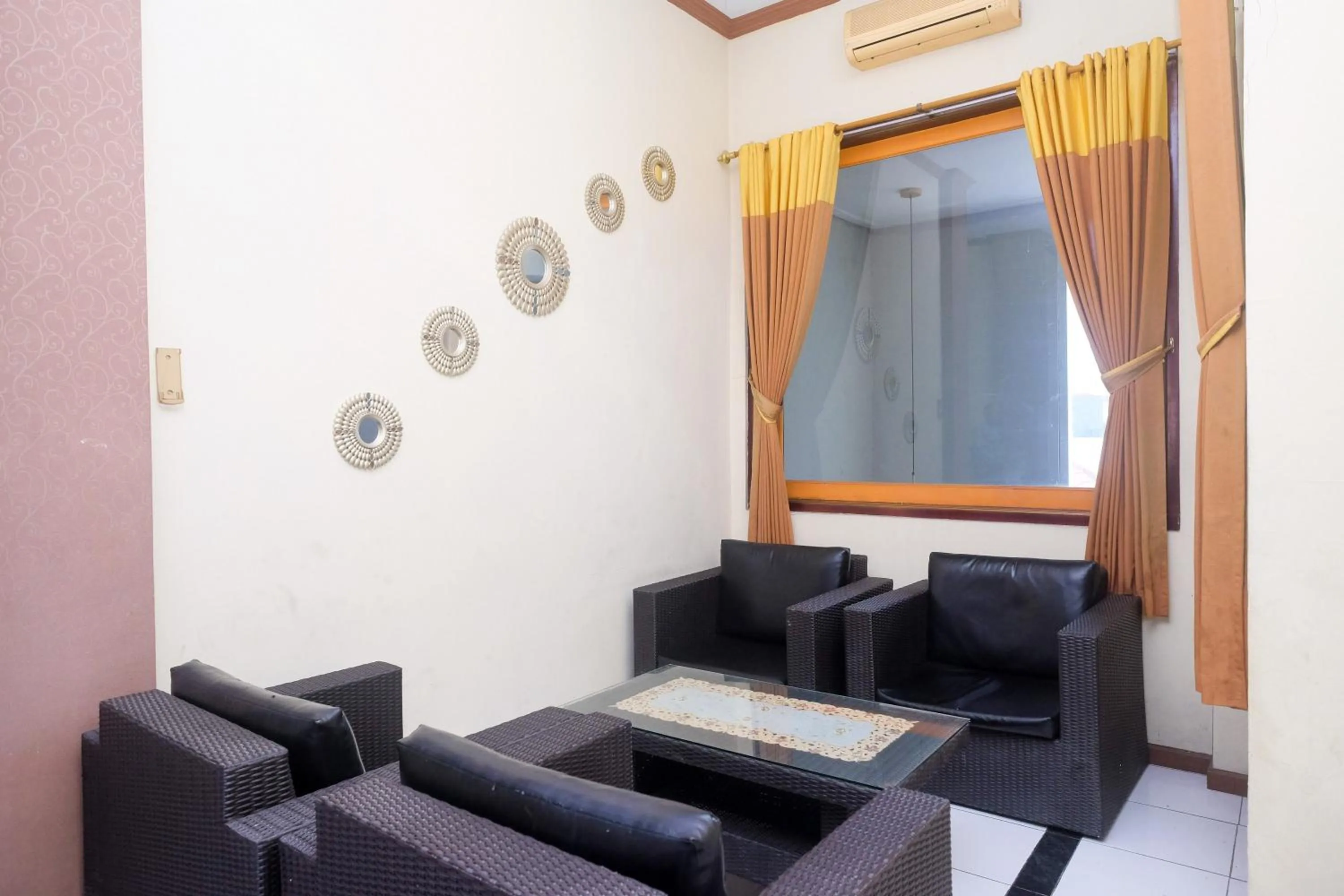 Seating area in Urbanview Hotel Dedy Jaya Brebes