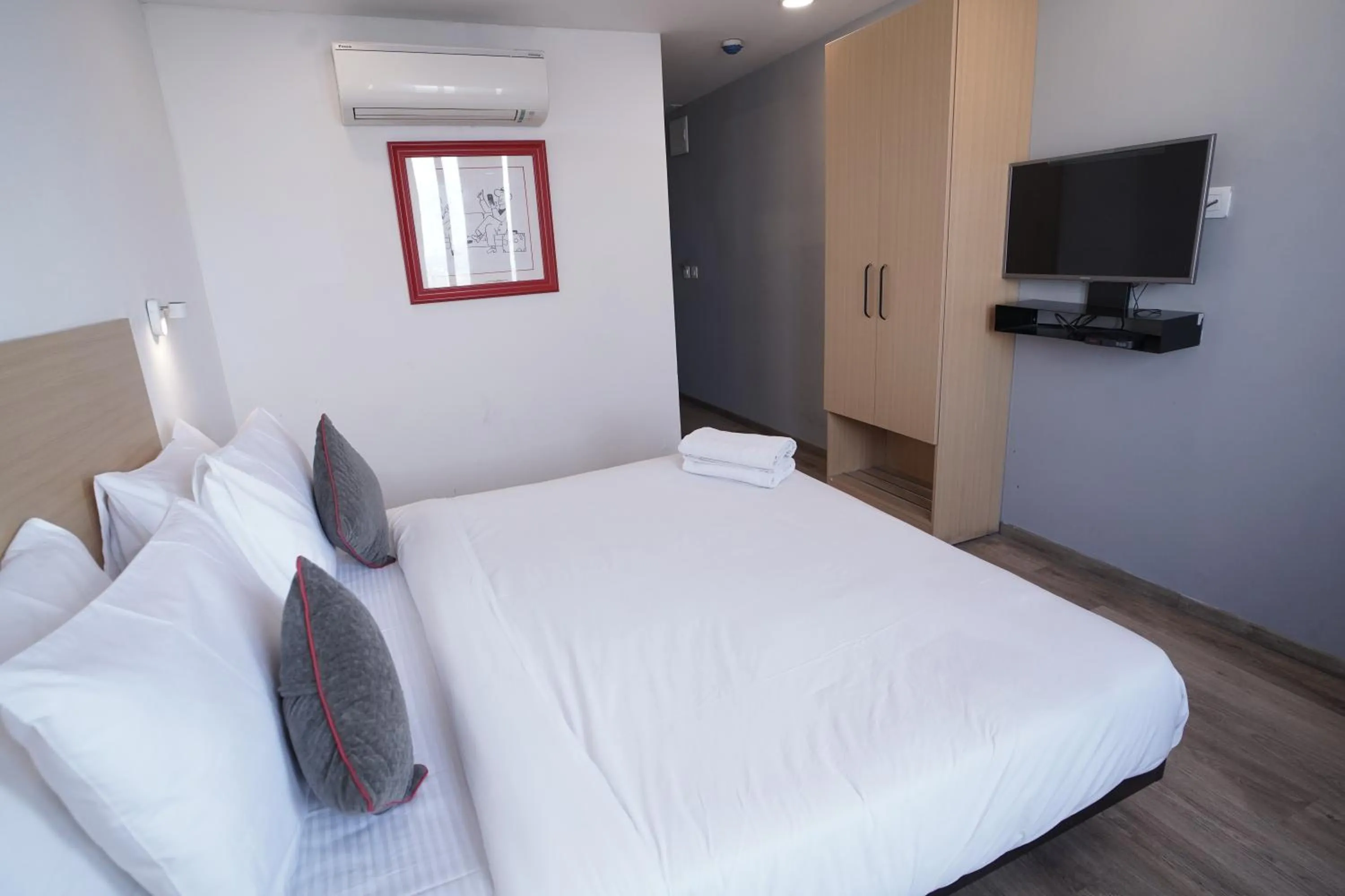 Communal lounge/ TV room, Bed in Hotel Sunflare