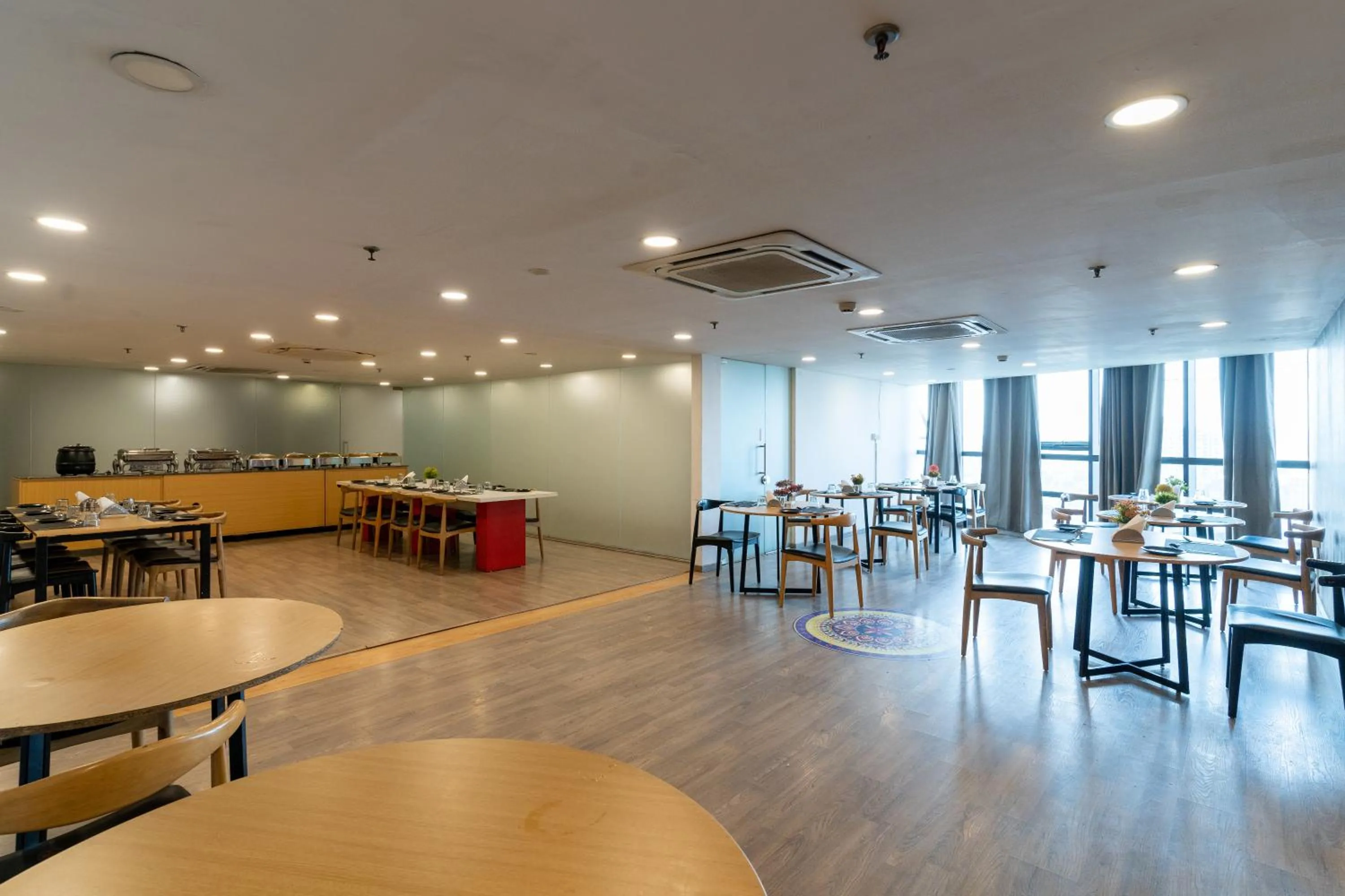 Restaurant/places to eat in Hotel Sunflare