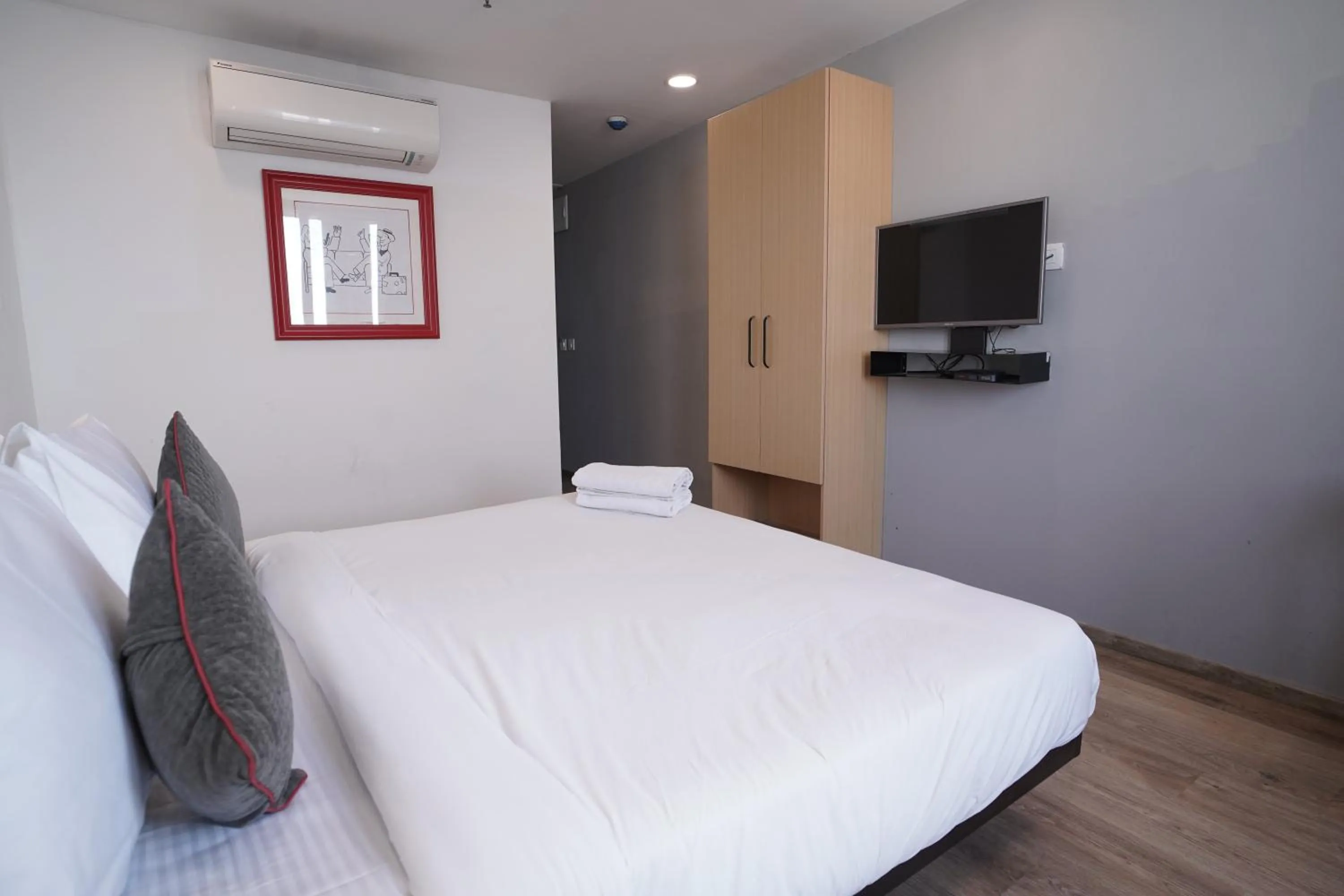 Communal lounge/ TV room, Bed in Hotel Sunflare