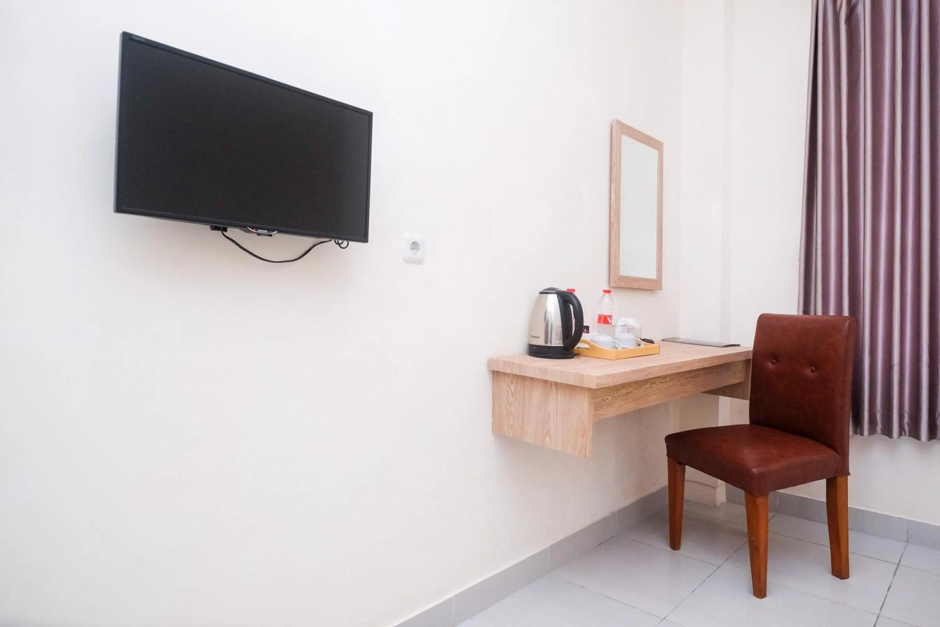 TV and multimedia in Urbanview Hotel DJ Inn Tegal