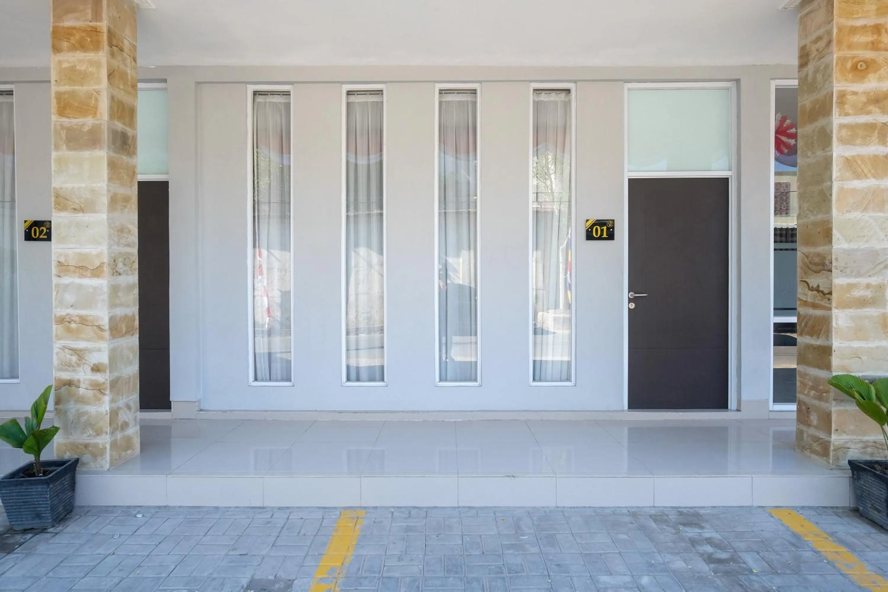 Facade/entrance in Urbanview Hotel DJ Inn Tegal