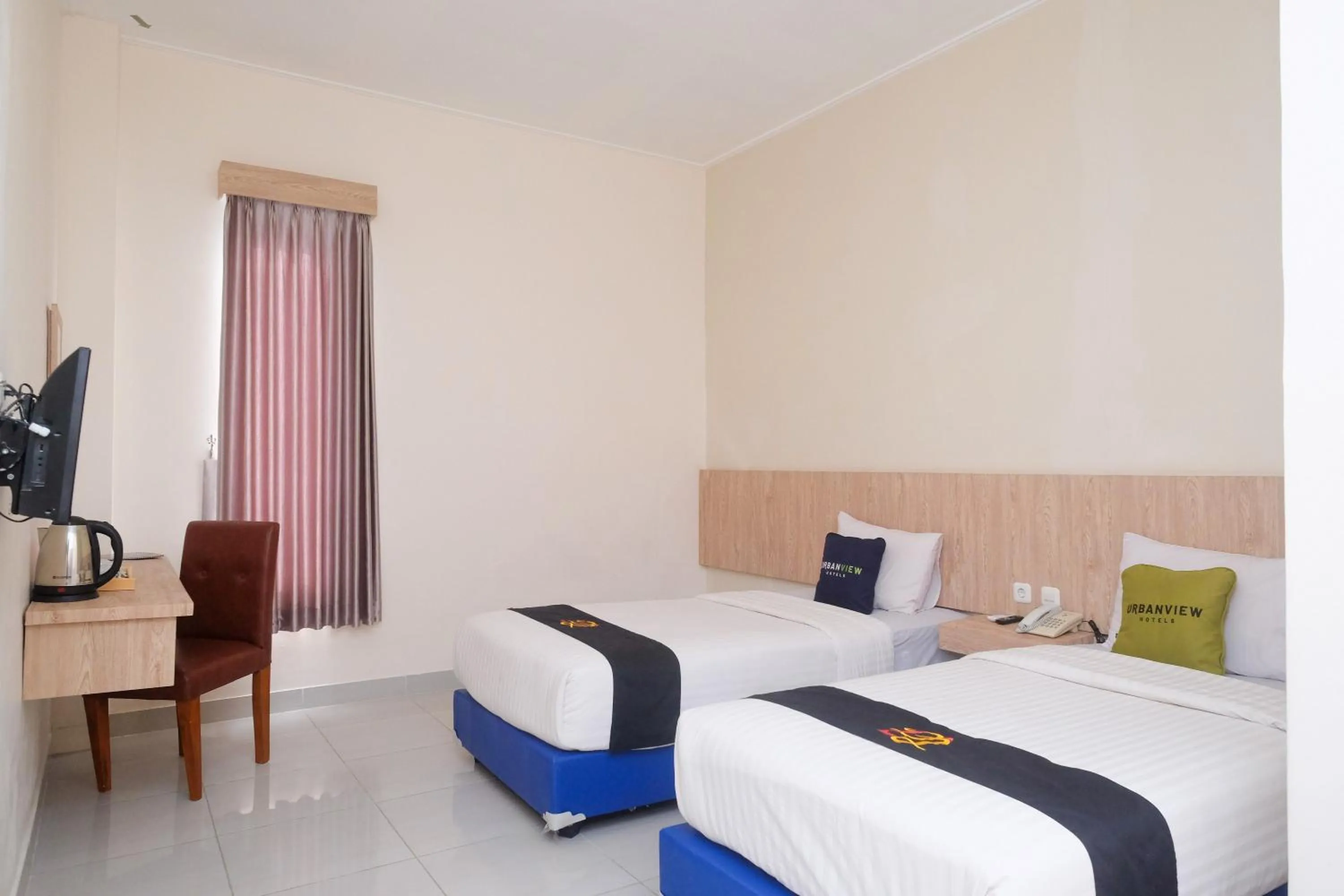 Bed in Urbanview Hotel DJ Inn Tegal
