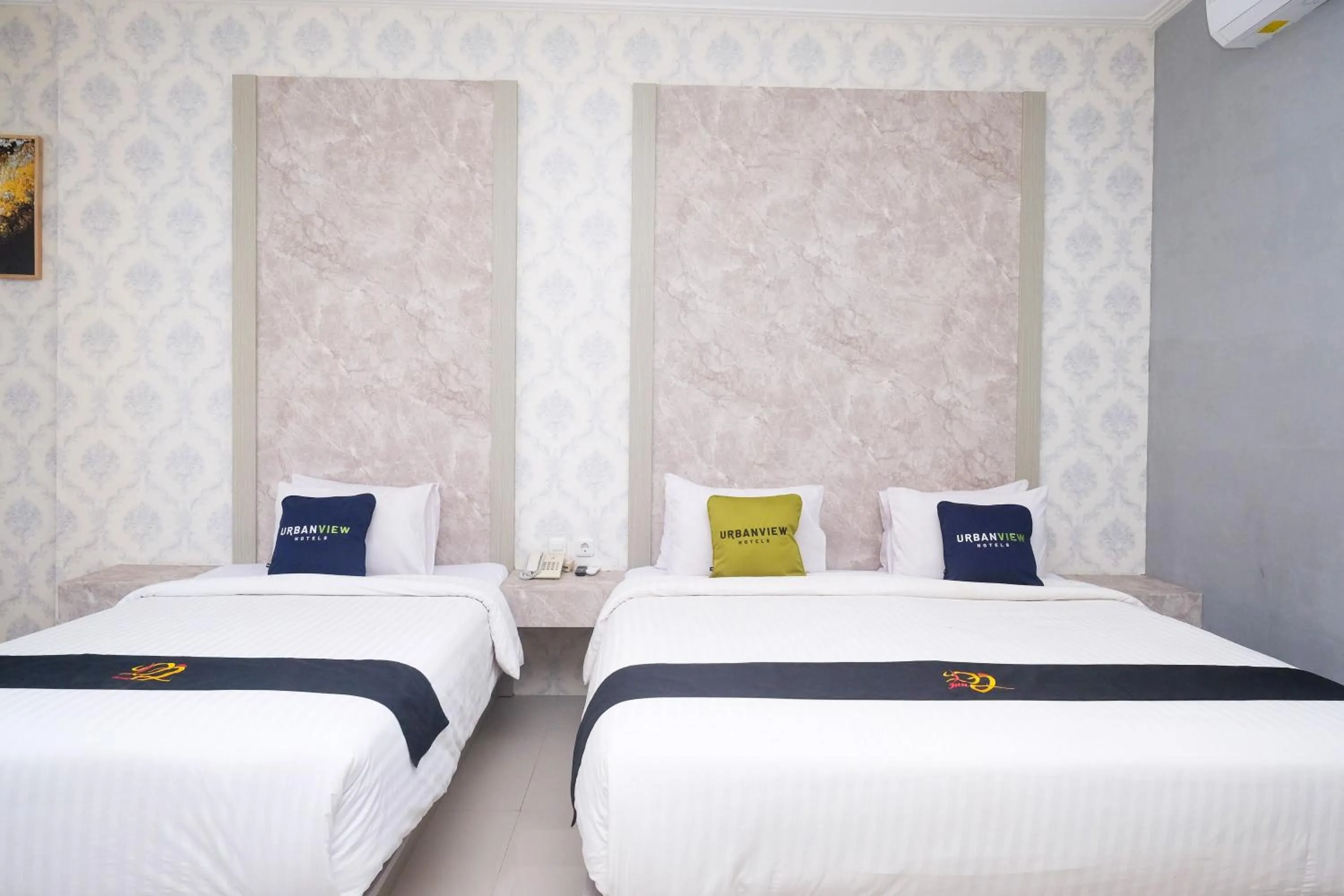 Bed in Urbanview Hotel DJ Inn Tegal