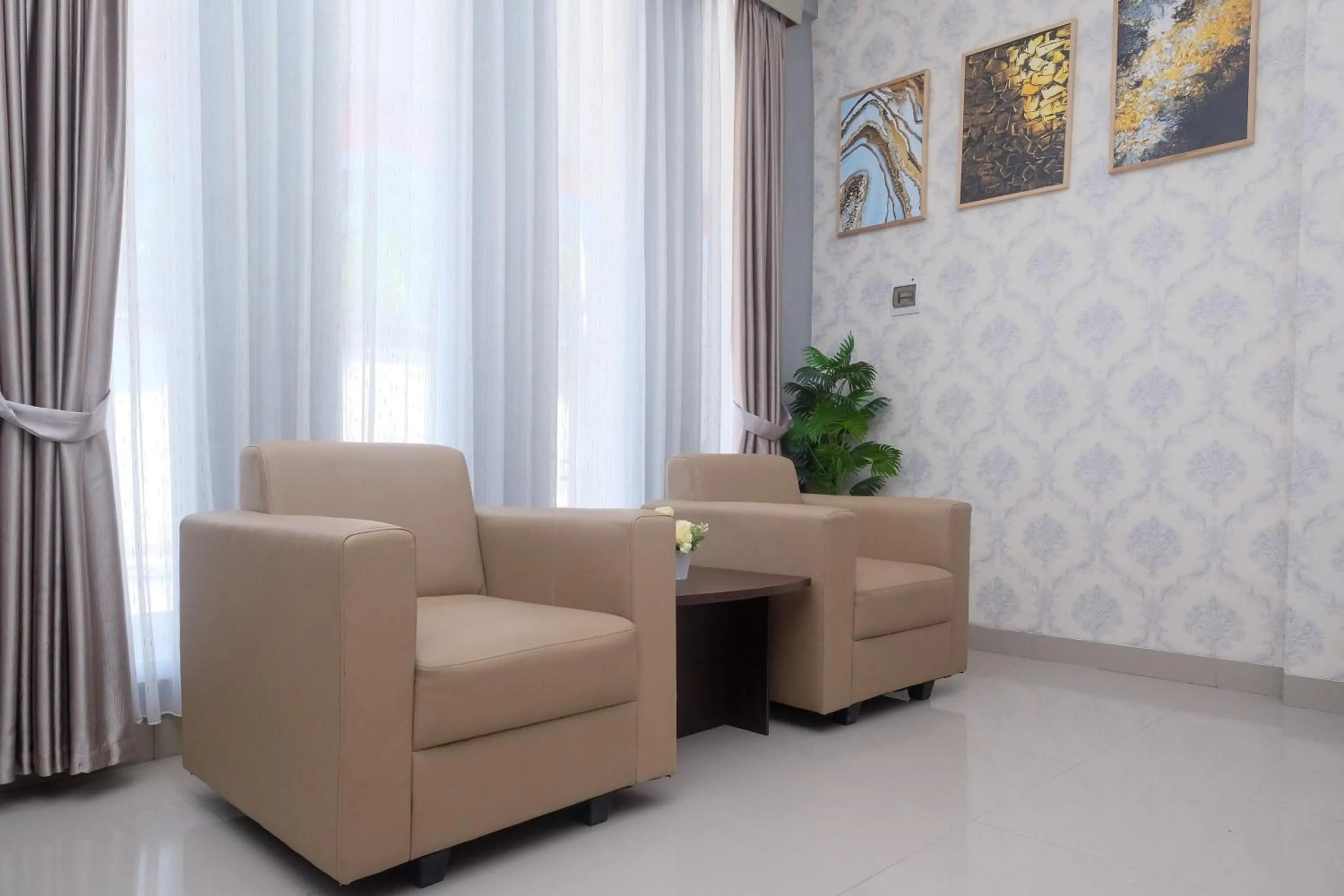 Seating area in Urbanview Hotel DJ Inn Tegal