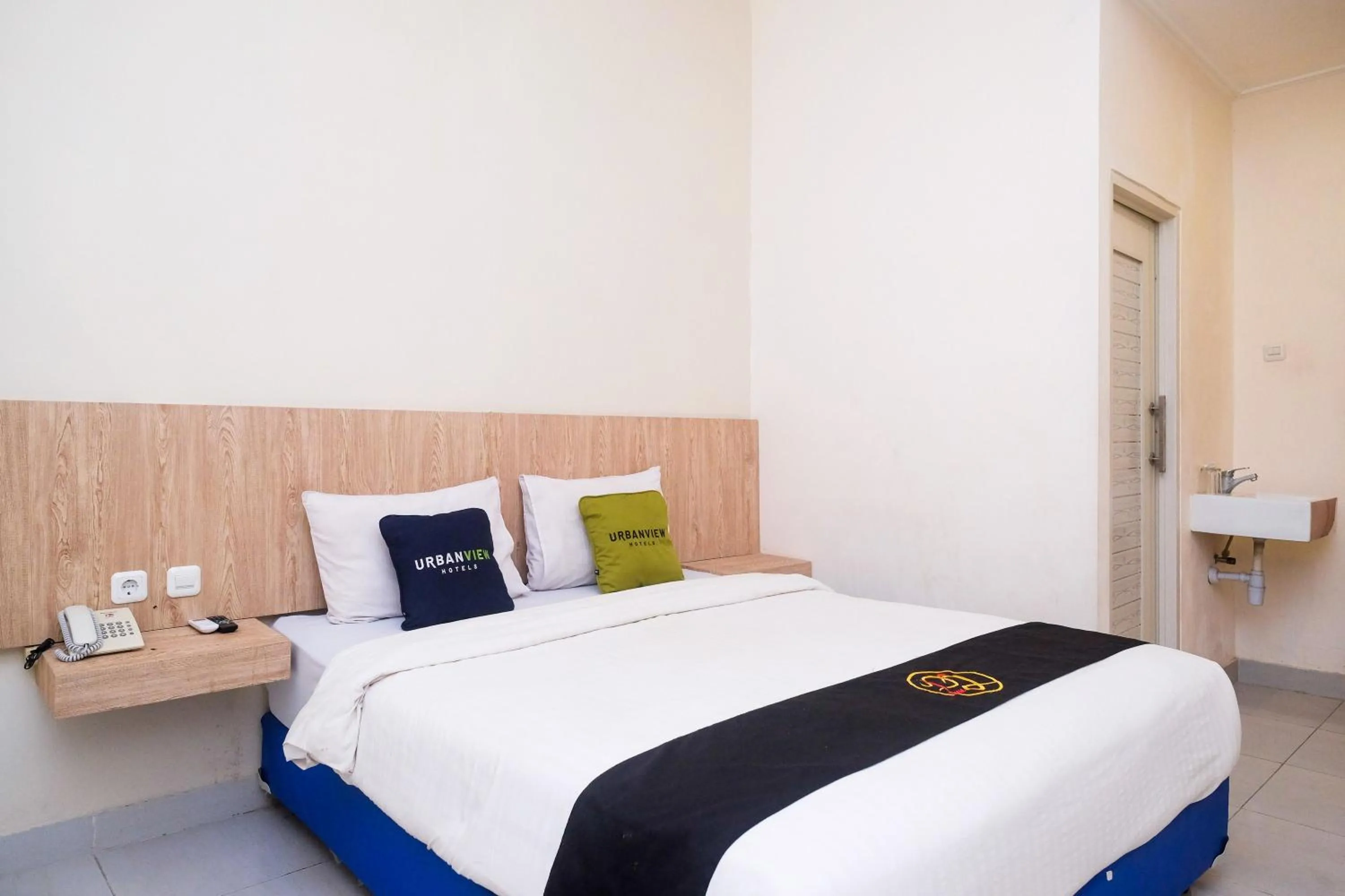 Bed in Urbanview Hotel DJ Inn Tegal