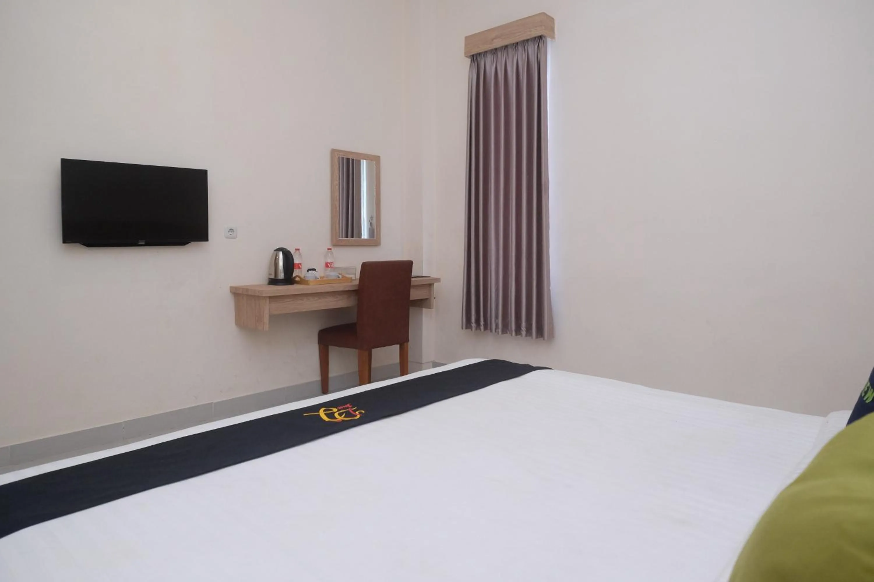 Bed in Urbanview Hotel DJ Inn Tegal