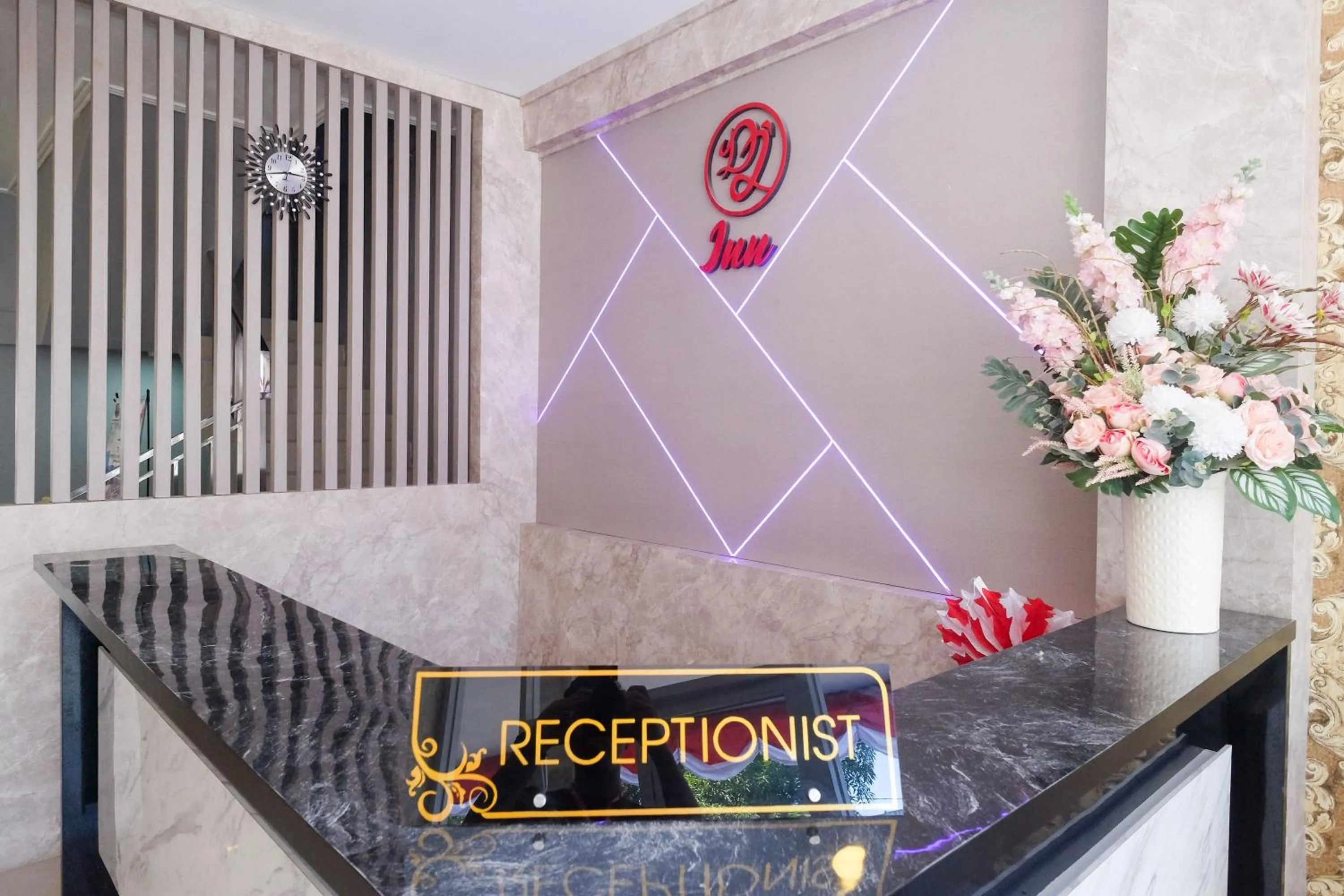 Lobby or reception in Urbanview Hotel DJ Inn Tegal
