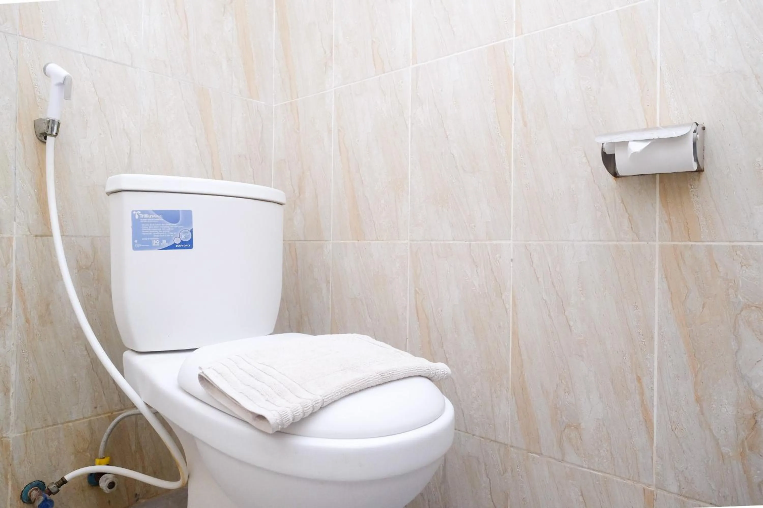 Bathroom in Urbanview Hotel DJ Inn Tegal