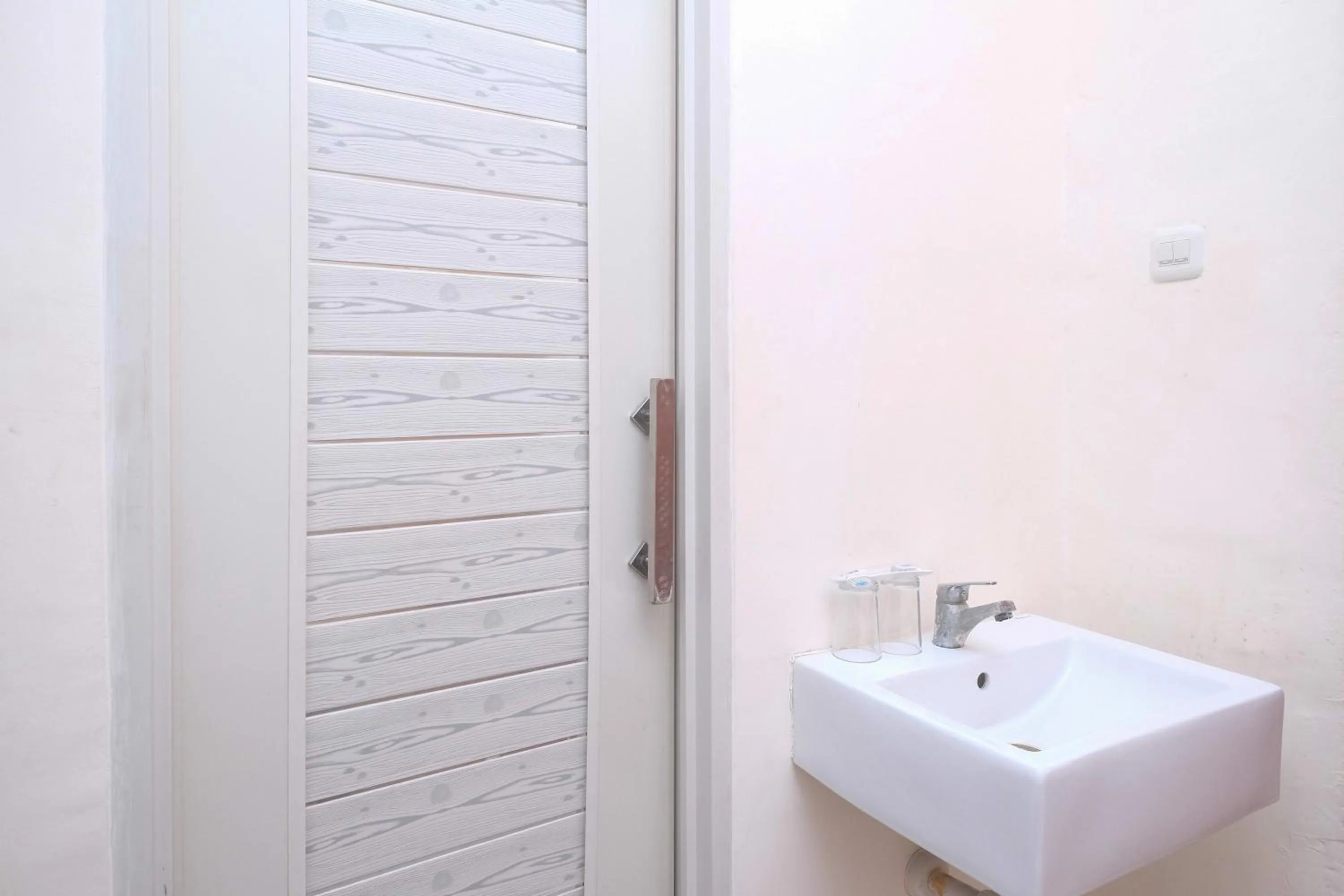 Bathroom in Urbanview Hotel DJ Inn Tegal