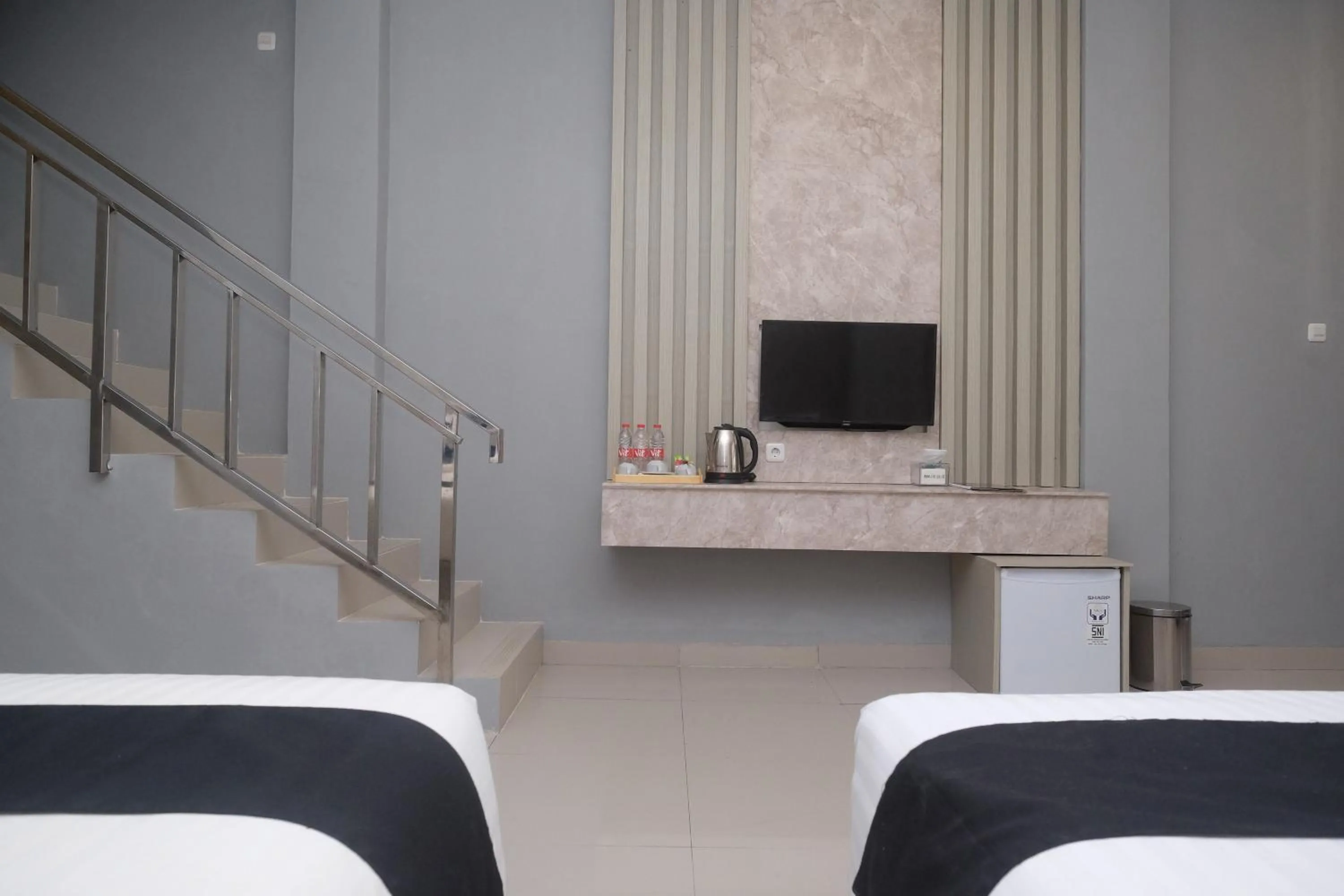 TV and multimedia in Urbanview Hotel DJ Inn Tegal