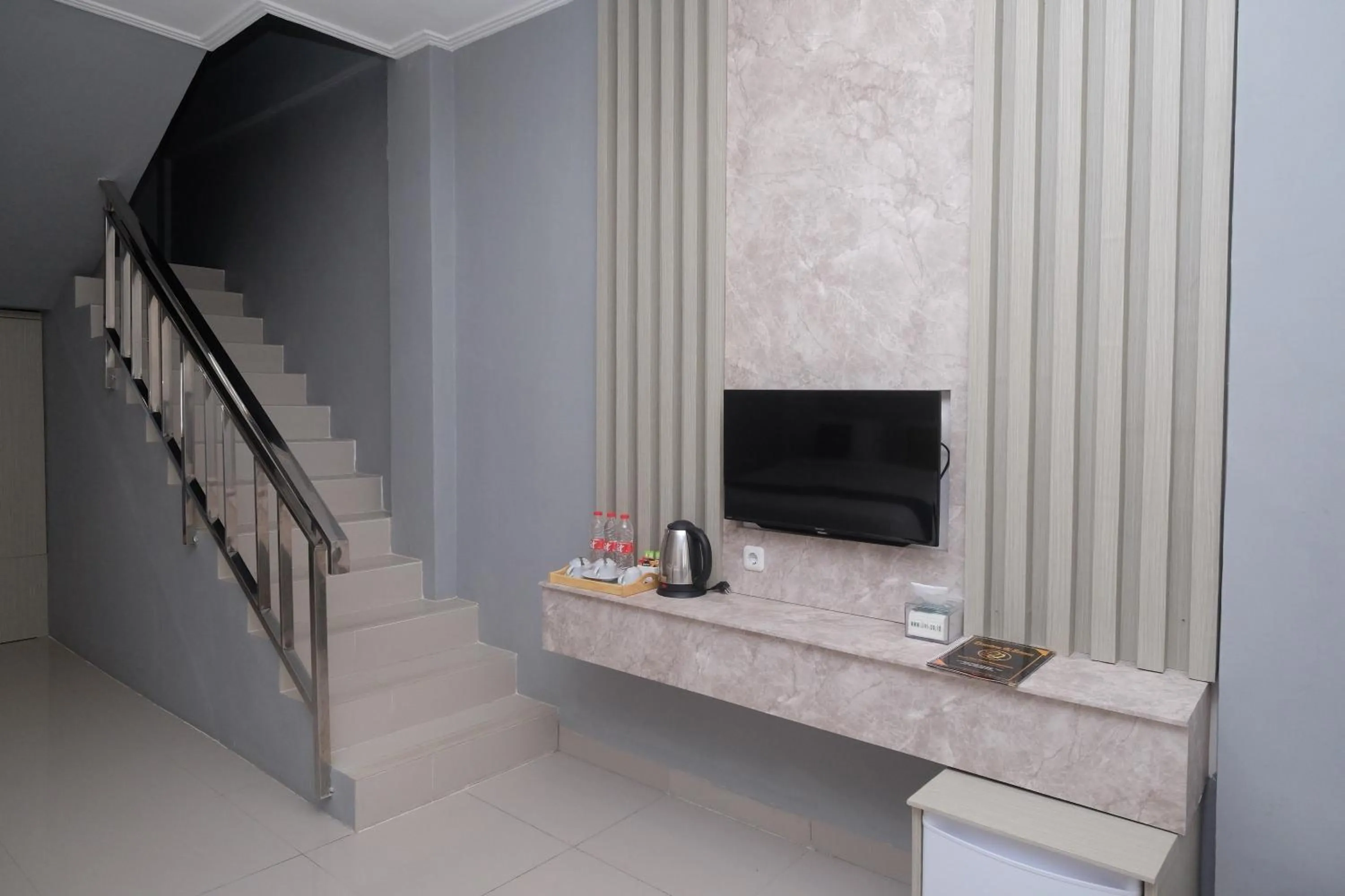 TV and multimedia in Urbanview Hotel DJ Inn Tegal